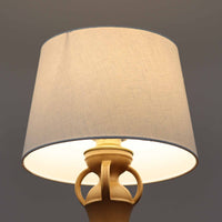 1993年にLe Klint創業50周年を記念して制作された、限定モデルのテーブルランプ「309」。ベースにはボーンホルム島の名門陶器工房Soholm（スーホルム）製のストーンウェアを採用し、シェードはLe Klint社製ではありませんが、新品のリネン製プリーツシェードを合わせており、クラシカルな佇まいと柔らかな光を演出します。北欧らしい温かみと洗練された存在感を持ち、ベッドサイドやリビングのアクセントとして取り入れやすい一灯です。ランプ底面には限定番号（No.0599）が刻まれており、コレクターズアイテムとしても価値ある一品です。