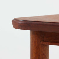 デンマークより買い付けたサイドテーブルです。マホガニー材ならではの滑らかな木肌と、経年により深みを増した色艶が上品な雰囲気を演出します。三角形の天板と3本脚の構造が特徴で、空間に軽やかな印象を与えつつ安定感も兼ね備えた設計。中段にはスラット棚が設けられており、雑誌や小物の収納にも便利です。ソファ横やベッドサイドはもちろん、コーナーを活かしたレイアウトにも適しており、機能性とデザイン性を兼ね備えた北欧ビンテージらしい一台です。