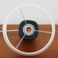 Soholm Keramikのモデル1025、Einar Johansenデザインによるデンマーク製ビンテージテーブルランプです。丸みを持たせた安定感のあるフォルムに、縦方向へ走る繊細なレリーフが美しい陰影を生み、深いネイビーブルーの釉薬が落ち着いた存在感を引き立てています。エイナー・ヨハンセンらしい端正で彫刻的な造形と、スーホルムならではの艶やかな焼き上がりが魅力。リネンシェード越しの柔らかな灯りが陶器の立体感を際立たせ、サイドテーブルやチェスト、ベッドサイドに上質な北欧空間を演出します。経年で深みを増した陶肌の表情と希少モデルならではのコレクション性も楽しめる一台です。