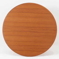 デンマーク製の円形センターテーブルです。チーク材を使用した天板は滑らかな木目と温かみのある色合いが魅力で、シンプルながら上質な存在感を放ちます。すっきりとしたラウンドフォルムと外側へ広がるテーパー脚の構造により、軽やかで安定感のある佇まいを実現。直径98cmの程よいサイズはリビングの中心に置いてくつろぎの空間を演出するほか、来客時のローテーブルとしても活躍します。経年変化による深みのある風合いが北欧ビンテージならではの魅力を引き立てる一台です。