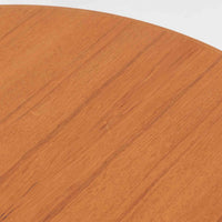 デンマーク製の円形センターテーブルです。チーク材を使用した天板は滑らかな木目と温かみのある色合いが魅力で、シンプルながら上質な存在感を放ちます。すっきりとしたラウンドフォルムと外側へ広がるテーパー脚の構造により、軽やかで安定感のある佇まいを実現。直径98cmの程よいサイズはリビングの中心に置いてくつろぎの空間を演出するほか、来客時のローテーブルとしても活躍します。経年変化による深みのある風合いが北欧ビンテージならではの魅力を引き立てる一台です。