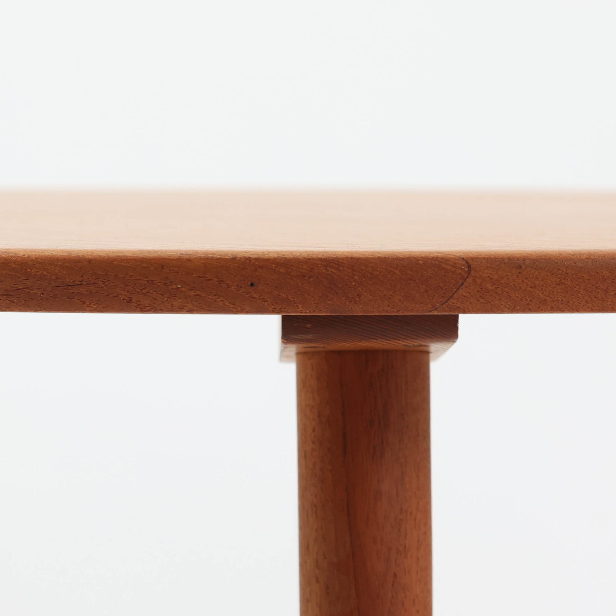 デンマーク製の円形センターテーブルです。チーク材を使用した天板は滑らかな木目と温かみのある色合いが魅力で、シンプルながら上質な存在感を放ちます。すっきりとしたラウンドフォルムと外側へ広がるテーパー脚の構造により、軽やかで安定感のある佇まいを実現。直径98cmの程よいサイズはリビングの中心に置いてくつろぎの空間を演出するほか、来客時のローテーブルとしても活躍します。経年変化による深みのある風合いが北欧ビンテージならではの魅力を引き立てる一台です。