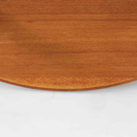 デンマーク製の円形センターテーブルです。チーク材を使用した天板は滑らかな木目と温かみのある色合いが魅力で、シンプルながら上質な存在感を放ちます。すっきりとしたラウンドフォルムと外側へ広がるテーパー脚の構造により、軽やかで安定感のある佇まいを実現。直径98cmの程よいサイズはリビングの中心に置いてくつろぎの空間を演出するほか、来客時のローテーブルとしても活躍します。経年変化による深みのある風合いが北欧ビンテージならではの魅力を引き立てる一台です。