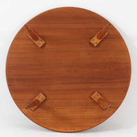 デンマーク製の円形センターテーブルです。チーク材を使用した天板は滑らかな木目と温かみのある色合いが魅力で、シンプルながら上質な存在感を放ちます。すっきりとしたラウンドフォルムと外側へ広がるテーパー脚の構造により、軽やかで安定感のある佇まいを実現。直径98cmの程よいサイズはリビングの中心に置いてくつろぎの空間を演出するほか、来客時のローテーブルとしても活躍します。経年変化による深みのある風合いが北欧ビンテージならではの魅力を引き立てる一台です。