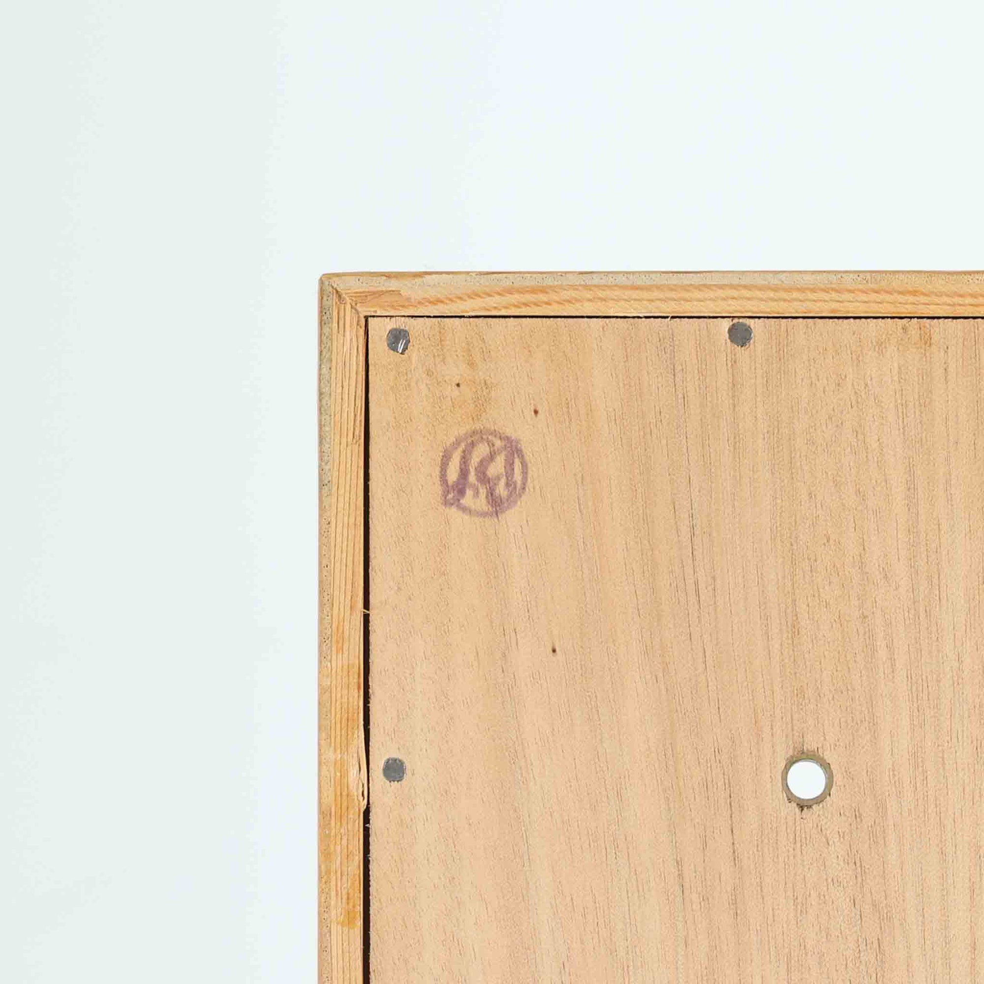 Alf Svenssonがデザインし、Bjasta Mobelfabrikが製造した北欧ビンテージのスリムシェルフです。オーク材の明るく美しい木目を生かした端正なデザインに、オープンシェルフと5杯の引出しを組み合わせることで、高い収納力と軽やかな印象を両立しています。シェルフには書籍やオブジェを飾り、引出しには小物や書類をすっきり整理できる実用的な構成です。限られたスペースにも設置しやすいスリムなサイズ感で、職人の丁寧な造りと経年変化による豊かな風合いを長くお楽しみいただけます。
