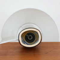 Soholm Keramikのモデル3322L、Einar Johansenデザインによるデンマーク製ビンテージテーブルランプです。コンパクトな陶磁器ベースに、幾何学的に連なる立体レリーフが美しい陰影を生み、深いネイビーブルーの釉薬が落ち着きと品格を添えています。エイナー・ヨハンセンらしい建築的な意匠と、スーホルムならではの艶やかな焼成技術が融合した小ぶりながら存在感のある一台。リネンシェードから広がる柔らかな灯りが立体模様をより引き立て、ベッドサイドやチェスト、飾り棚のアクセント照明として空間に北欧らしい洗練をもたらします。希少なモデルならではのコレクション性も魅力です。
