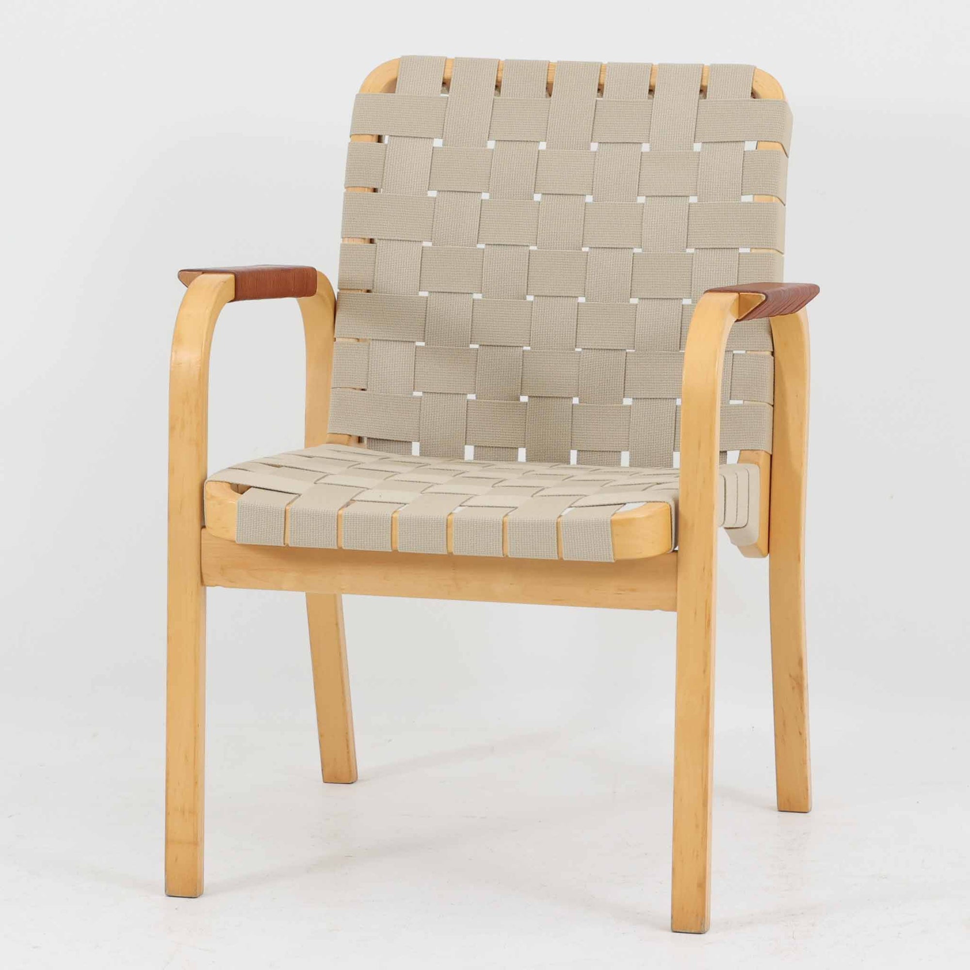 Alvar AaltoによるARMCHAIR 45は、北欧モダンを象徴する名作として知られる一脚です。しなやかに曲げ加工されたバーチ材フレームと、ウェビングテープを格子状に編み込んだ座面・背もたれが特徴で、軽快な印象と快適な座り心地を両立しています。アーム部分には革を組み合わせ、素材のコントラストも美しい仕上がりです。機能性と造形美を兼ね備えた構造は、空間のアクセントとしても存在感があり、長く愛され続ける北欧ビンテージならではの魅力を感じられます。