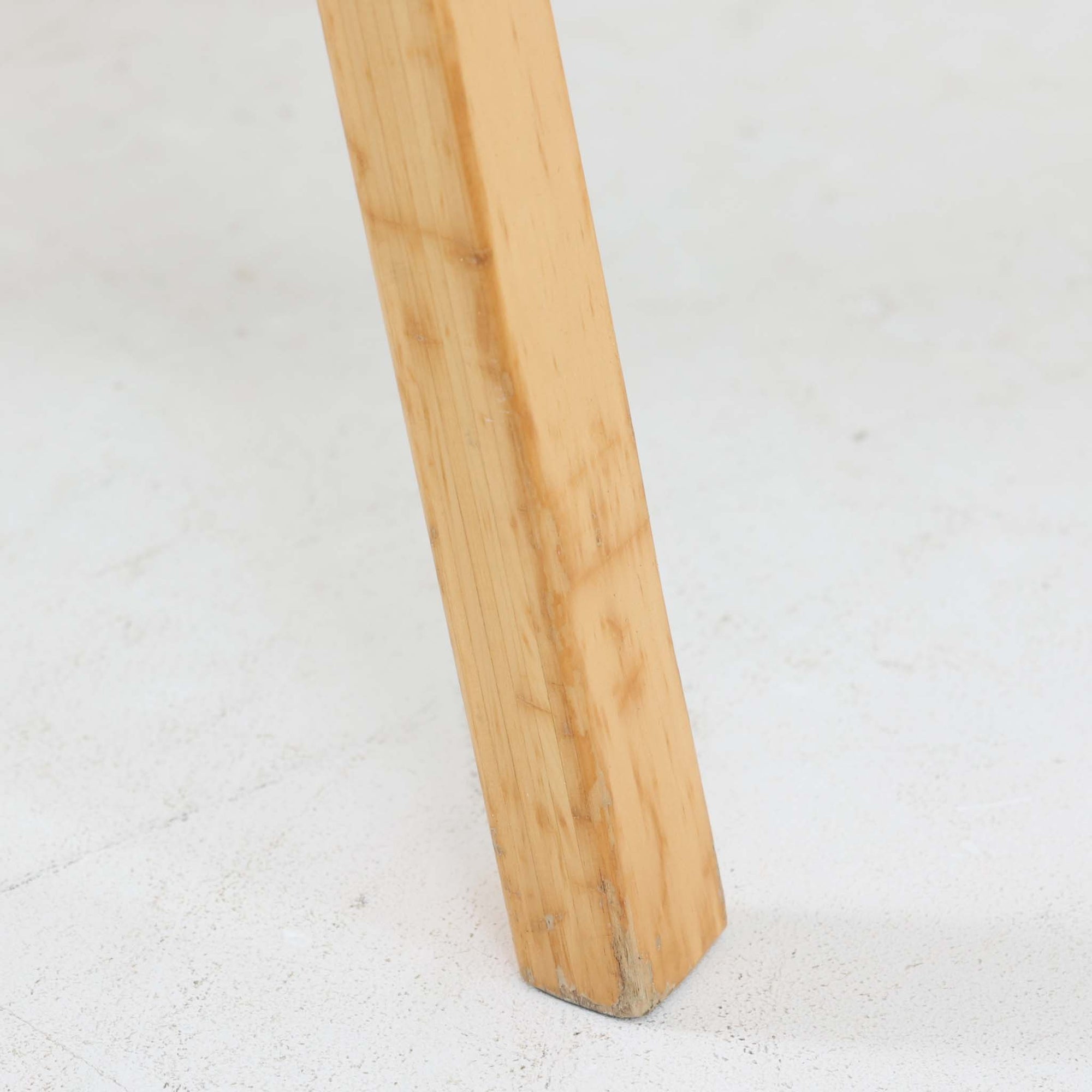 Alvar AaltoによるARMCHAIR 45は、北欧モダンを象徴する名作として知られる一脚です。しなやかに曲げ加工されたバーチ材フレームと、ウェビングテープを格子状に編み込んだ座面・背もたれが特徴で、軽快な印象と快適な座り心地を両立しています。アーム部分には革を組み合わせ、素材のコントラストも美しい仕上がりです。機能性と造形美を兼ね備えた構造は、空間のアクセントとしても存在感があり、長く愛され続ける北欧ビンテージならではの魅力を感じられます。