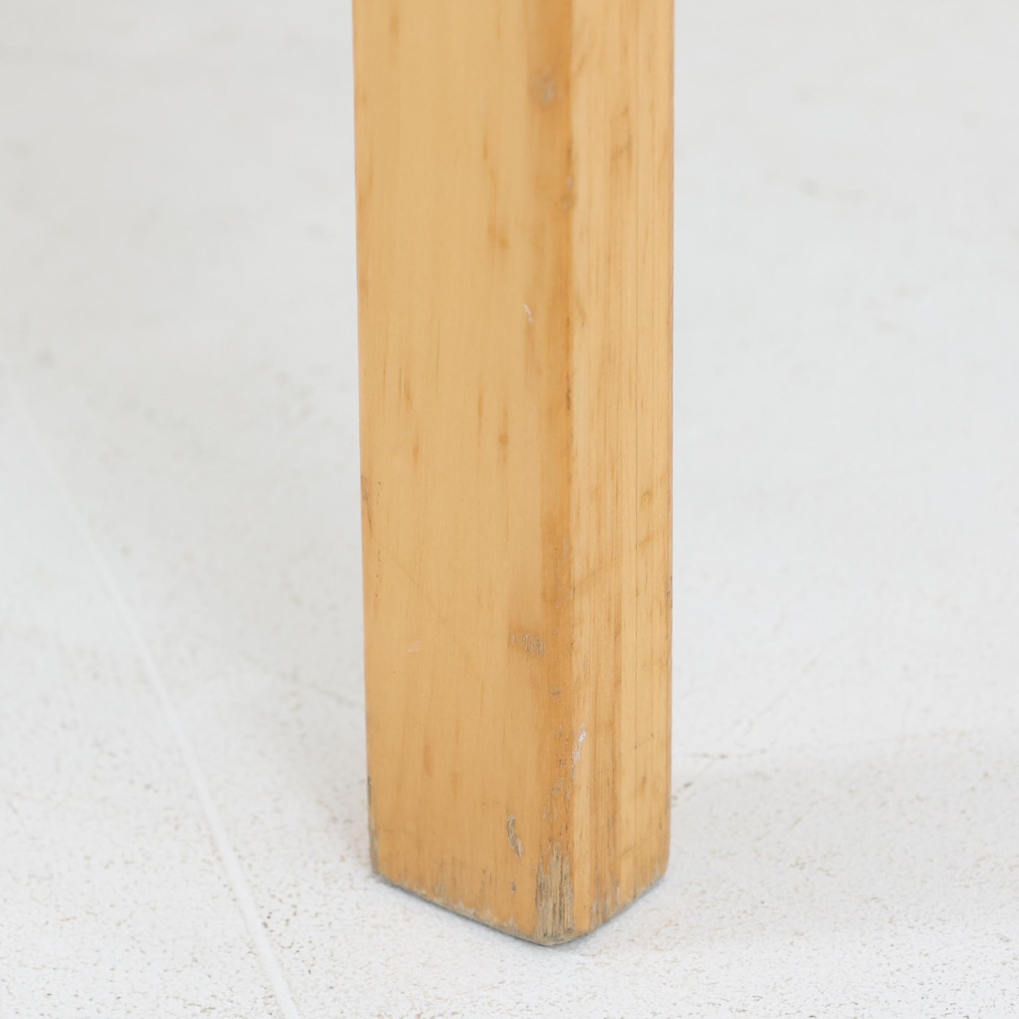 Alvar AaltoによるARMCHAIR 45は、北欧モダンを象徴する名作として知られる一脚です。しなやかに曲げ加工されたバーチ材フレームと、ウェビングテープを格子状に編み込んだ座面・背もたれが特徴で、軽快な印象と快適な座り心地を両立しています。アーム部分には革を組み合わせ、素材のコントラストも美しい仕上がりです。機能性と造形美を兼ね備えた構造は、空間のアクセントとしても存在感があり、長く愛され続ける北欧ビンテージならではの魅力を感じられます。