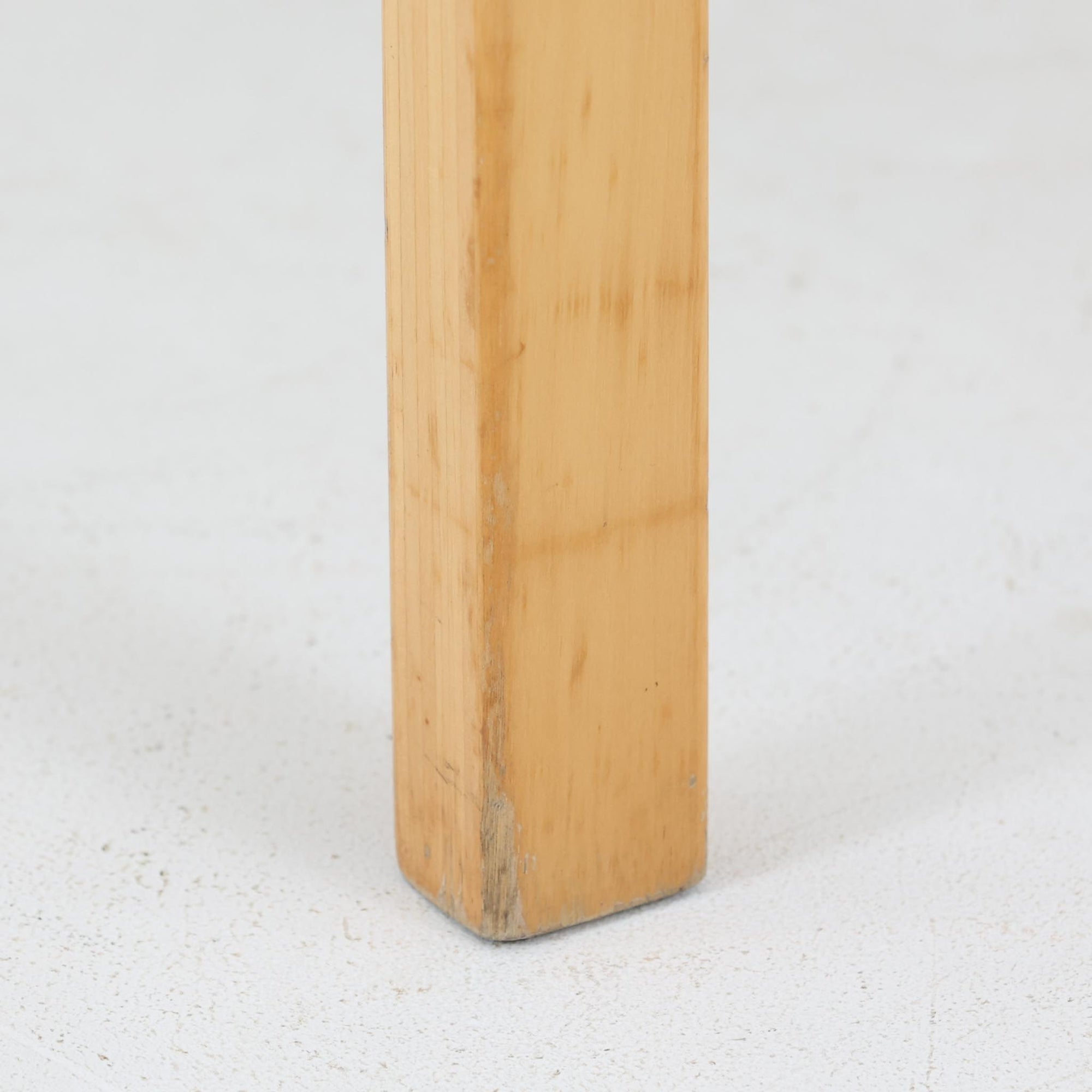 Alvar AaltoによるARMCHAIR 45は、北欧モダンを象徴する名作として知られる一脚です。しなやかに曲げ加工されたバーチ材フレームと、ウェビングテープを格子状に編み込んだ座面・背もたれが特徴で、軽快な印象と快適な座り心地を両立しています。アーム部分には革を組み合わせ、素材のコントラストも美しい仕上がりです。機能性と造形美を兼ね備えた構造は、空間のアクセントとしても存在感があり、長く愛され続ける北欧ビンテージならではの魅力を感じられます。