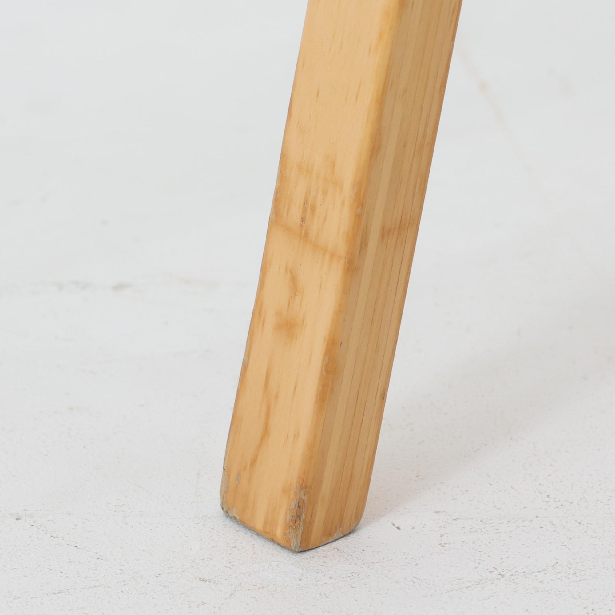 Alvar AaltoによるARMCHAIR 45は、北欧モダンを象徴する名作として知られる一脚です。しなやかに曲げ加工されたバーチ材フレームと、ウェビングテープを格子状に編み込んだ座面・背もたれが特徴で、軽快な印象と快適な座り心地を両立しています。アーム部分には革を組み合わせ、素材のコントラストも美しい仕上がりです。機能性と造形美を兼ね備えた構造は、空間のアクセントとしても存在感があり、長く愛され続ける北欧ビンテージならではの魅力を感じられます。