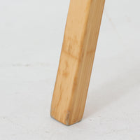 Alvar AaltoによるARMCHAIR 45は、北欧モダンを象徴する名作として知られる一脚です。しなやかに曲げ加工されたバーチ材フレームと、ウェビングテープを格子状に編み込んだ座面・背もたれが特徴で、軽快な印象と快適な座り心地を両立しています。アーム部分には革を組み合わせ、素材のコントラストも美しい仕上がりです。機能性と造形美を兼ね備えた構造は、空間のアクセントとしても存在感があり、長く愛され続ける北欧ビンテージならではの魅力を感じられます。