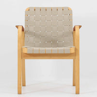 Alvar AaltoによるARMCHAIR 45は、北欧モダンを象徴する名作として知られる一脚です。しなやかに曲げ加工されたバーチ材フレームと、ウェビングテープを格子状に編み込んだ座面・背もたれが特徴で、軽快な印象と快適な座り心地を両立しています。アーム部分には革を組み合わせ、素材のコントラストも美しい仕上がりです。機能性と造形美を兼ね備えた構造は、空間のアクセントとしても存在感があり、長く愛され続ける北欧ビンテージならではの魅力を感じられます。