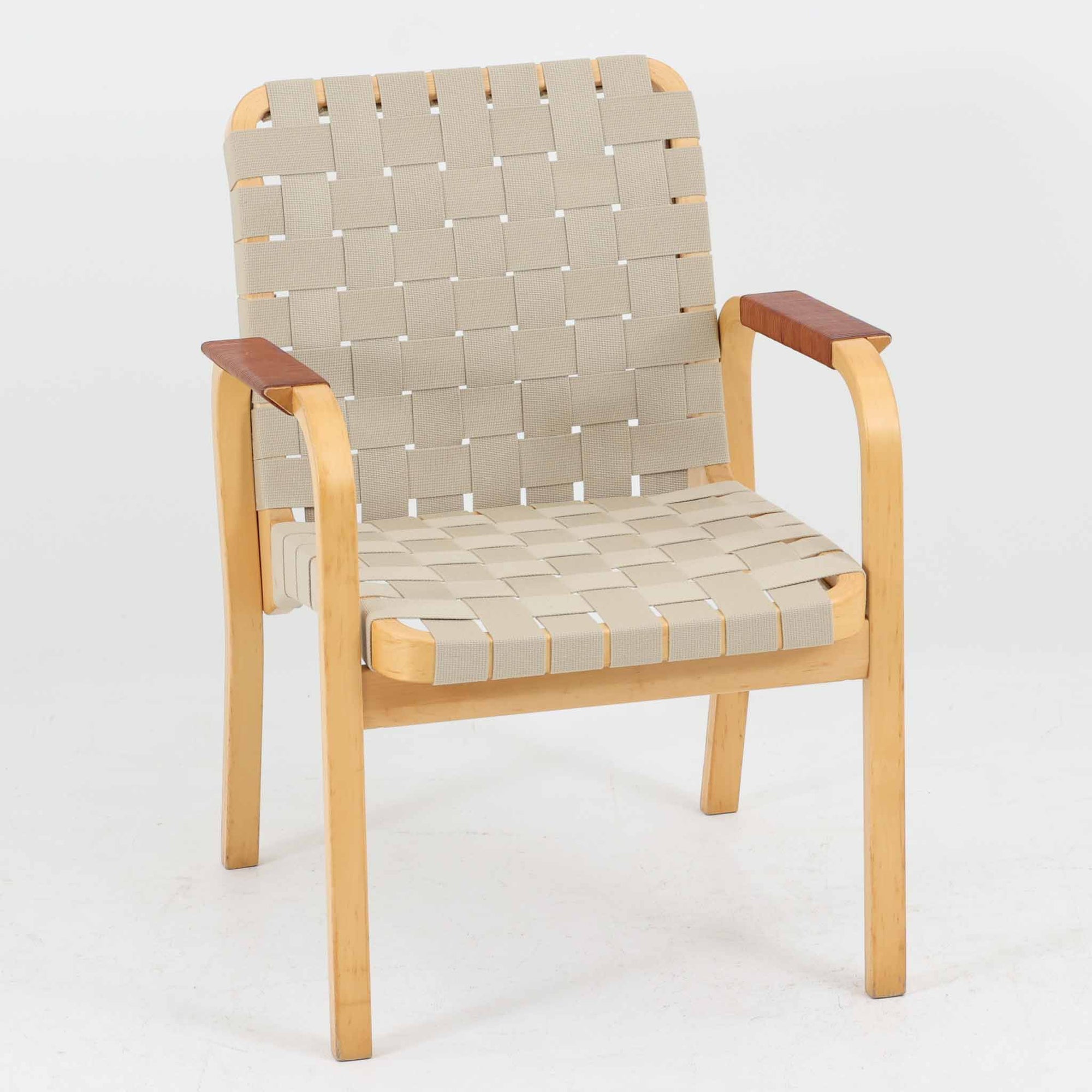 Alvar AaltoによるARMCHAIR 45は、北欧モダンを象徴する名作として知られる一脚です。しなやかに曲げ加工されたバーチ材フレームと、ウェビングテープを格子状に編み込んだ座面・背もたれが特徴で、軽快な印象と快適な座り心地を両立しています。アーム部分には革を組み合わせ、素材のコントラストも美しい仕上がりです。機能性と造形美を兼ね備えた構造は、空間のアクセントとしても存在感があり、長く愛され続ける北欧ビンテージならではの魅力を感じられます。