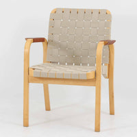 Alvar AaltoによるARMCHAIR 45は、北欧モダンを象徴する名作として知られる一脚です。しなやかに曲げ加工されたバーチ材フレームと、ウェビングテープを格子状に編み込んだ座面・背もたれが特徴で、軽快な印象と快適な座り心地を両立しています。アーム部分には革を組み合わせ、素材のコントラストも美しい仕上がりです。機能性と造形美を兼ね備えた構造は、空間のアクセントとしても存在感があり、長く愛され続ける北欧ビンテージならではの魅力を感じられます。