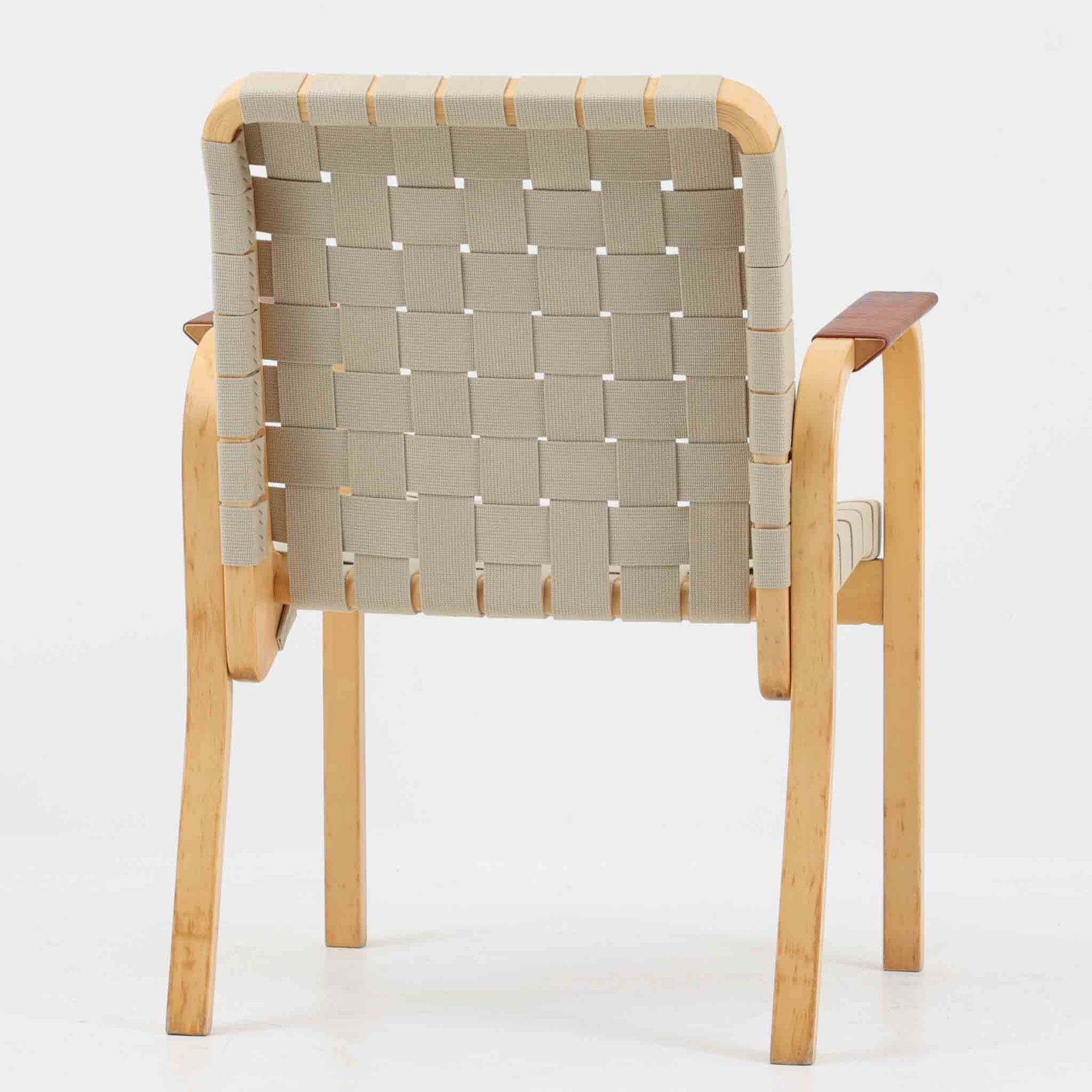 Alvar AaltoによるARMCHAIR 45は、北欧モダンを象徴する名作として知られる一脚です。しなやかに曲げ加工されたバーチ材フレームと、ウェビングテープを格子状に編み込んだ座面・背もたれが特徴で、軽快な印象と快適な座り心地を両立しています。アーム部分には革を組み合わせ、素材のコントラストも美しい仕上がりです。機能性と造形美を兼ね備えた構造は、空間のアクセントとしても存在感があり、長く愛され続ける北欧ビンテージならではの魅力を感じられます。