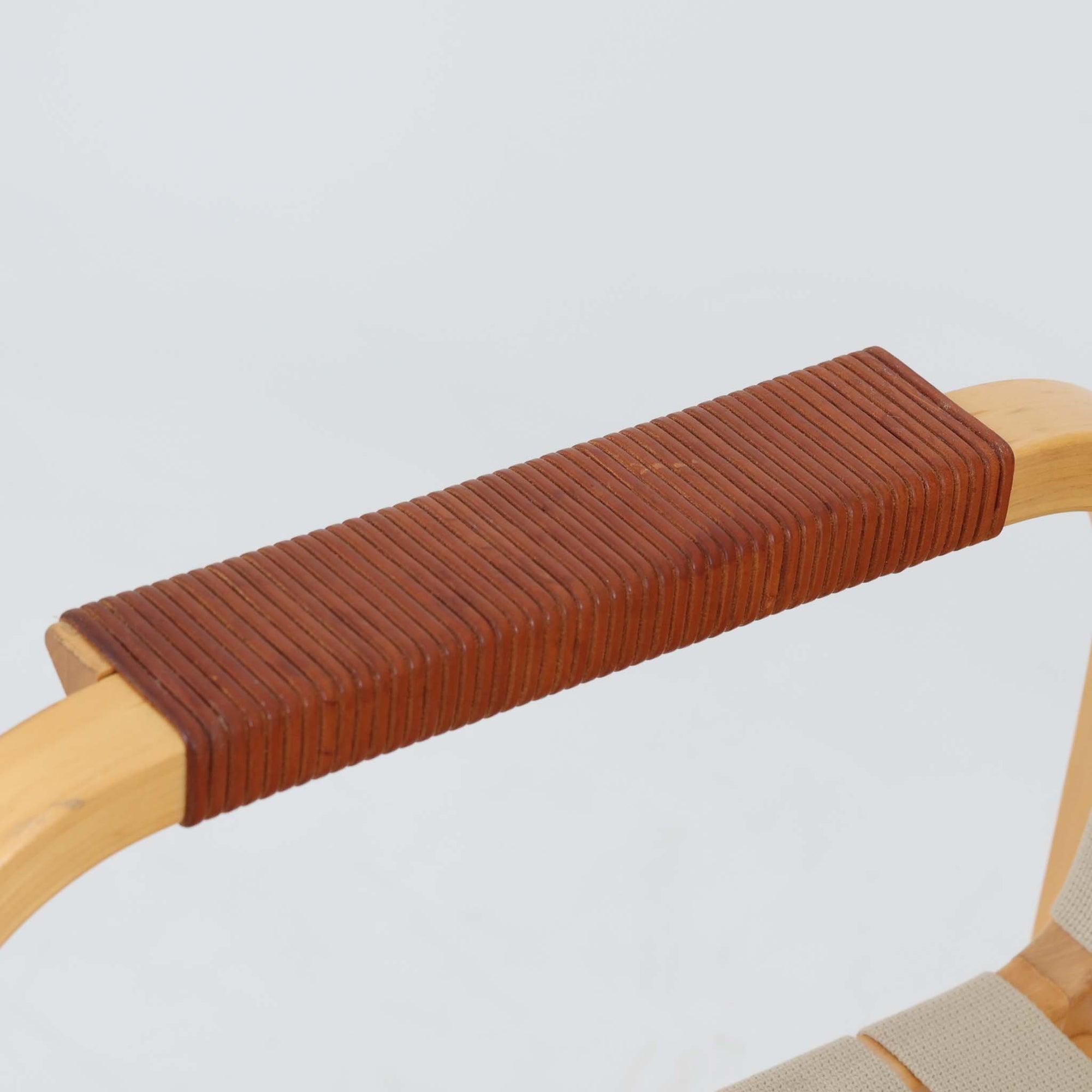 Alvar AaltoによるARMCHAIR 45は、北欧モダンを象徴する名作として知られる一脚です。しなやかに曲げ加工されたバーチ材フレームと、ウェビングテープを格子状に編み込んだ座面・背もたれが特徴で、軽快な印象と快適な座り心地を両立しています。アーム部分には革を組み合わせ、素材のコントラストも美しい仕上がりです。機能性と造形美を兼ね備えた構造は、空間のアクセントとしても存在感があり、長く愛され続ける北欧ビンテージならではの魅力を感じられます。