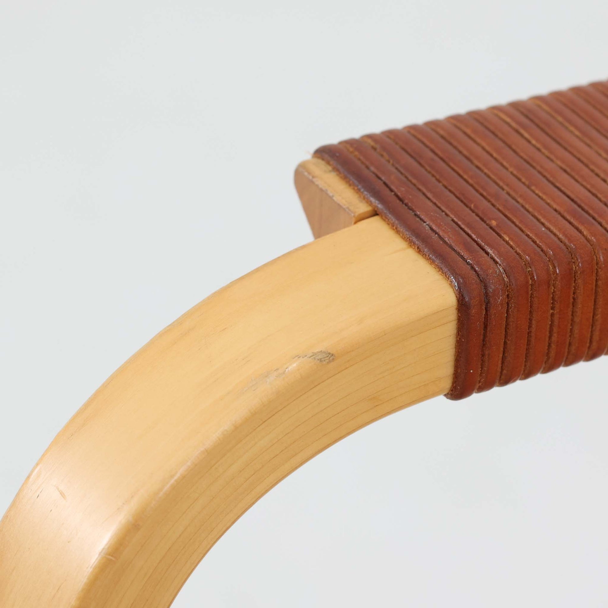 Alvar AaltoによるARMCHAIR 45は、北欧モダンを象徴する名作として知られる一脚です。しなやかに曲げ加工されたバーチ材フレームと、ウェビングテープを格子状に編み込んだ座面・背もたれが特徴で、軽快な印象と快適な座り心地を両立しています。アーム部分には革を組み合わせ、素材のコントラストも美しい仕上がりです。機能性と造形美を兼ね備えた構造は、空間のアクセントとしても存在感があり、長く愛され続ける北欧ビンテージならではの魅力を感じられます。
