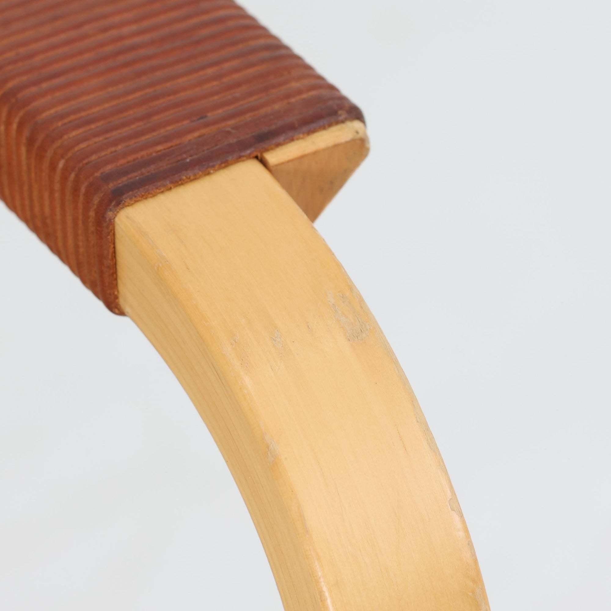 Alvar AaltoによるARMCHAIR 45は、北欧モダンを象徴する名作として知られる一脚です。しなやかに曲げ加工されたバーチ材フレームと、ウェビングテープを格子状に編み込んだ座面・背もたれが特徴で、軽快な印象と快適な座り心地を両立しています。アーム部分には革を組み合わせ、素材のコントラストも美しい仕上がりです。機能性と造形美を兼ね備えた構造は、空間のアクセントとしても存在感があり、長く愛され続ける北欧ビンテージならではの魅力を感じられます。
