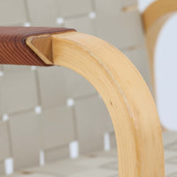 Alvar AaltoによるARMCHAIR 45は、北欧モダンを象徴する名作として知られる一脚です。しなやかに曲げ加工されたバーチ材フレームと、ウェビングテープを格子状に編み込んだ座面・背もたれが特徴で、軽快な印象と快適な座り心地を両立しています。アーム部分には革を組み合わせ、素材のコントラストも美しい仕上がりです。機能性と造形美を兼ね備えた構造は、空間のアクセントとしても存在感があり、長く愛され続ける北欧ビンテージならではの魅力を感じられます。