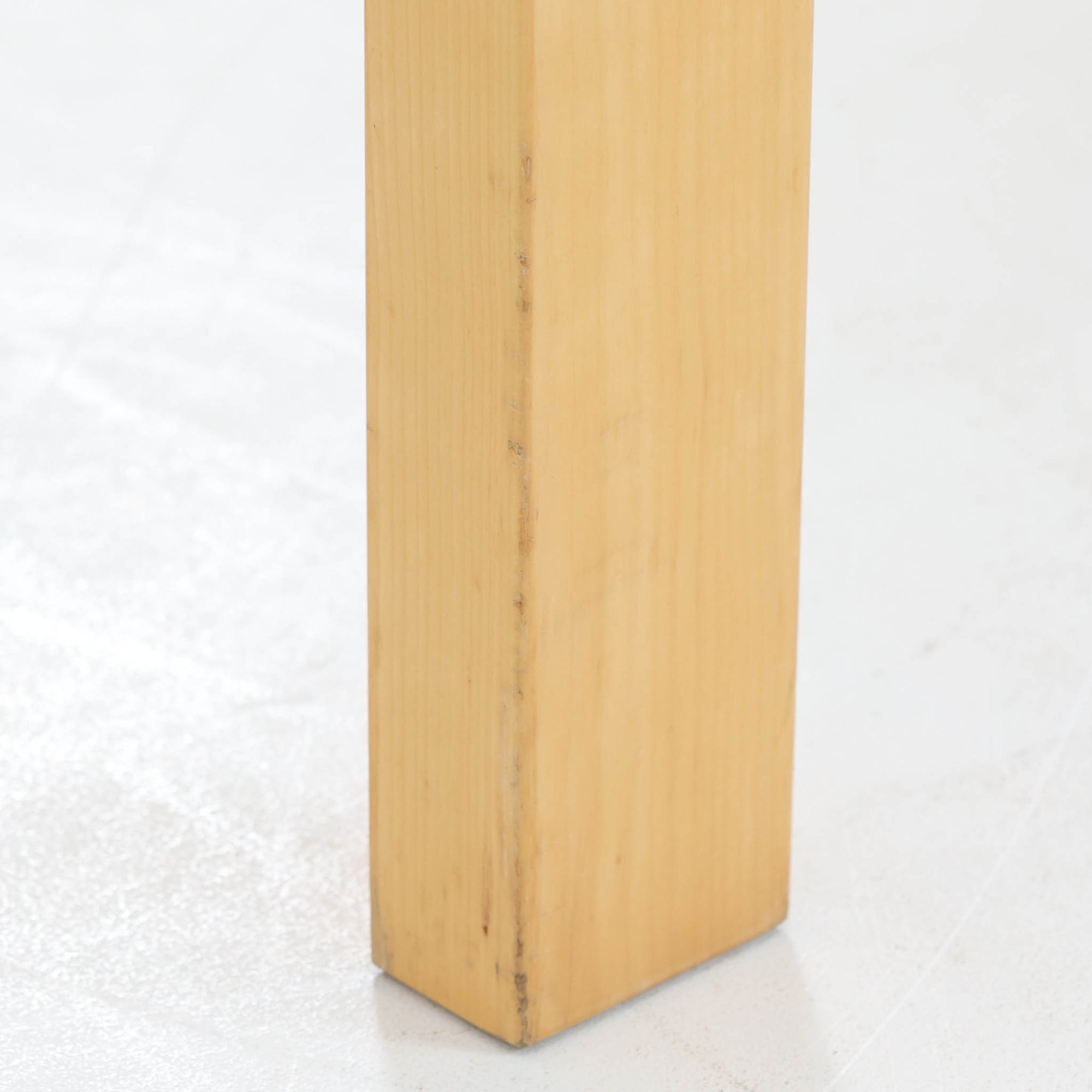 Alvar Aaltoがデザインし、Artekが製作したモデル81Aのダイニングテーブルです。バーチ材の柔らかな木肌とアアルトを象徴するLレッグの曲木構造に、落ち着いたリノリウム天板を組み合わせた、機能美あふれる北欧デザインの名作。幅150cmのゆとりあるサイズは4～6人でのダイニング使用に適しており、ワークスペースやミーティングテーブルとしても活躍します。経年により深みを増した木部の艶やかな風合いと、使い込まれた天板の味わいがビンテージならではの魅力を高め、Artekオリジナルならではの普遍的なデザイン性と希少性が空間に上質な存在感をもたらします。