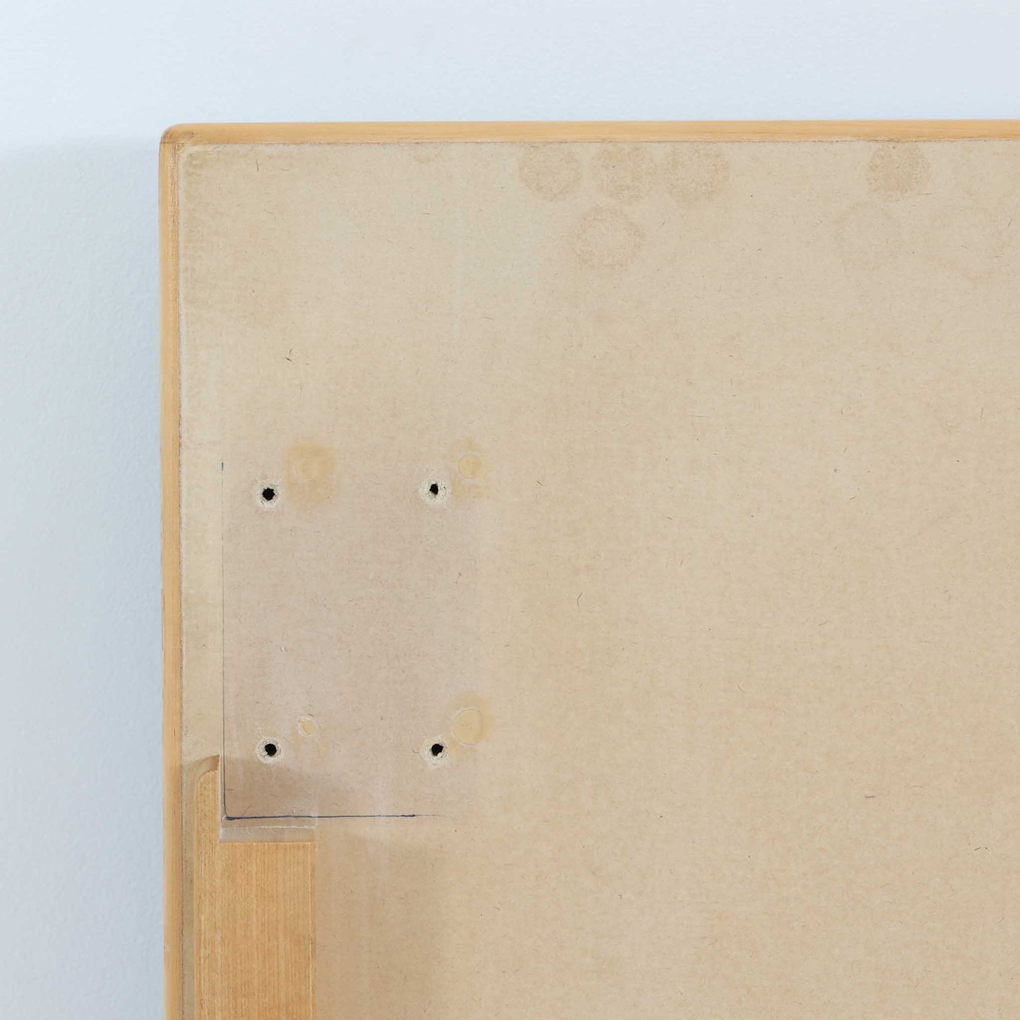 Alvar Aaltoがデザインし、Artekが製作したモデル81Aのダイニングテーブルです。バーチ材の柔らかな木肌とアアルトを象徴するLレッグの曲木構造に、落ち着いたリノリウム天板を組み合わせた、機能美あふれる北欧デザインの名作。幅150cmのゆとりあるサイズは4～6人でのダイニング使用に適しており、ワークスペースやミーティングテーブルとしても活躍します。経年により深みを増した木部の艶やかな風合いと、使い込まれた天板の味わいがビンテージならではの魅力を高め、Artekオリジナルならではの普遍的なデザイン性と希少性が空間に上質な存在感をもたらします。