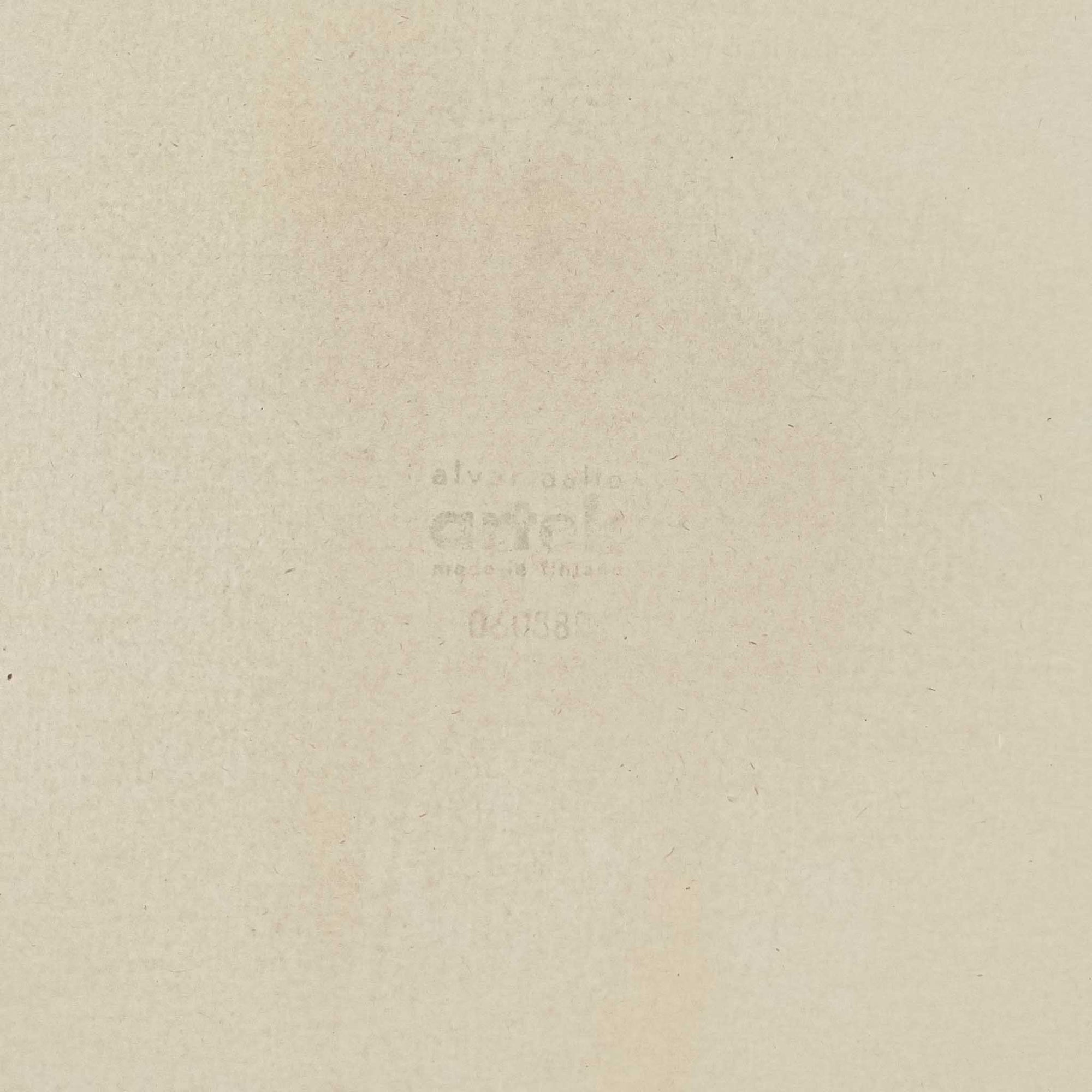 Alvar Aaltoがデザインし、Artekが製作したモデル81Aのダイニングテーブルです。バーチ材の柔らかな木肌とアアルトを象徴するLレッグの曲木構造に、落ち着いたリノリウム天板を組み合わせた、機能美あふれる北欧デザインの名作。幅150cmのゆとりあるサイズは4～6人でのダイニング使用に適しており、ワークスペースやミーティングテーブルとしても活躍します。経年により深みを増した木部の艶やかな風合いと、使い込まれた天板の味わいがビンテージならではの魅力を高め、Artekオリジナルならではの普遍的なデザイン性と希少性が空間に上質な存在感をもたらします。