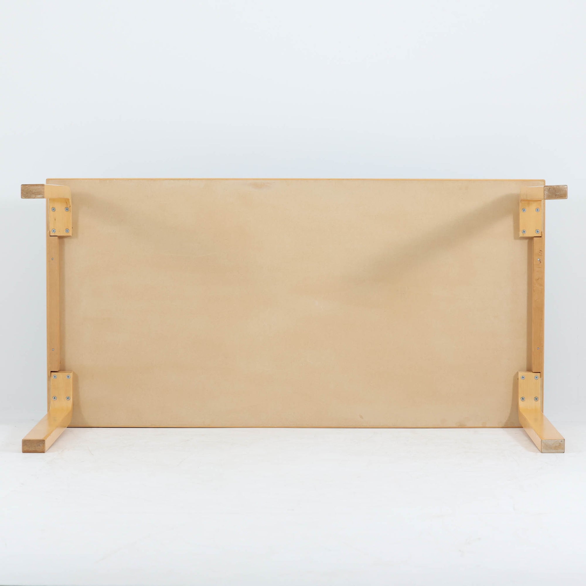 Alvar Aaltoがデザインし、Artekが製作したモデル81Aのダイニングテーブルです。バーチ材の柔らかな木肌とアアルトを象徴するLレッグの曲木構造に、落ち着いたリノリウム天板を組み合わせた、機能美あふれる北欧デザインの名作。幅150cmのゆとりあるサイズは4～6人でのダイニング使用に適しており、ワークスペースやミーティングテーブルとしても活躍します。経年により深みを増した木部の艶やかな風合いと、使い込まれた天板の味わいがビンテージならではの魅力を高め、Artekオリジナルならではの普遍的なデザイン性と希少性が空間に上質な存在感をもたらします。