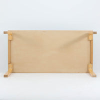 Alvar Aaltoがデザインし、Artekが製作したモデル81Aのダイニングテーブルです。バーチ材の柔らかな木肌とアアルトを象徴するLレッグの曲木構造に、落ち着いたリノリウム天板を組み合わせた、機能美あふれる北欧デザインの名作。幅150cmのゆとりあるサイズは4～6人でのダイニング使用に適しており、ワークスペースやミーティングテーブルとしても活躍します。経年により深みを増した木部の艶やかな風合いと、使い込まれた天板の味わいがビンテージならではの魅力を高め、Artekオリジナルならではの普遍的なデザイン性と希少性が空間に上質な存在感をもたらします。