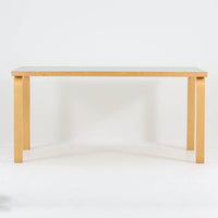 Alvar Aaltoがデザインし、Artekが製作したモデル81Aのダイニングテーブルです。バーチ材の柔らかな木肌とアアルトを象徴するLレッグの曲木構造に、落ち着いたリノリウム天板を組み合わせた、機能美あふれる北欧デザインの名作。幅150cmのゆとりあるサイズは4～6人でのダイニング使用に適しており、ワークスペースやミーティングテーブルとしても活躍します。経年により深みを増した木部の艶やかな風合いと、使い込まれた天板の味わいがビンテージならではの魅力を高め、Artekオリジナルならではの普遍的なデザイン性と希少性が空間に上質な存在感をもたらします。