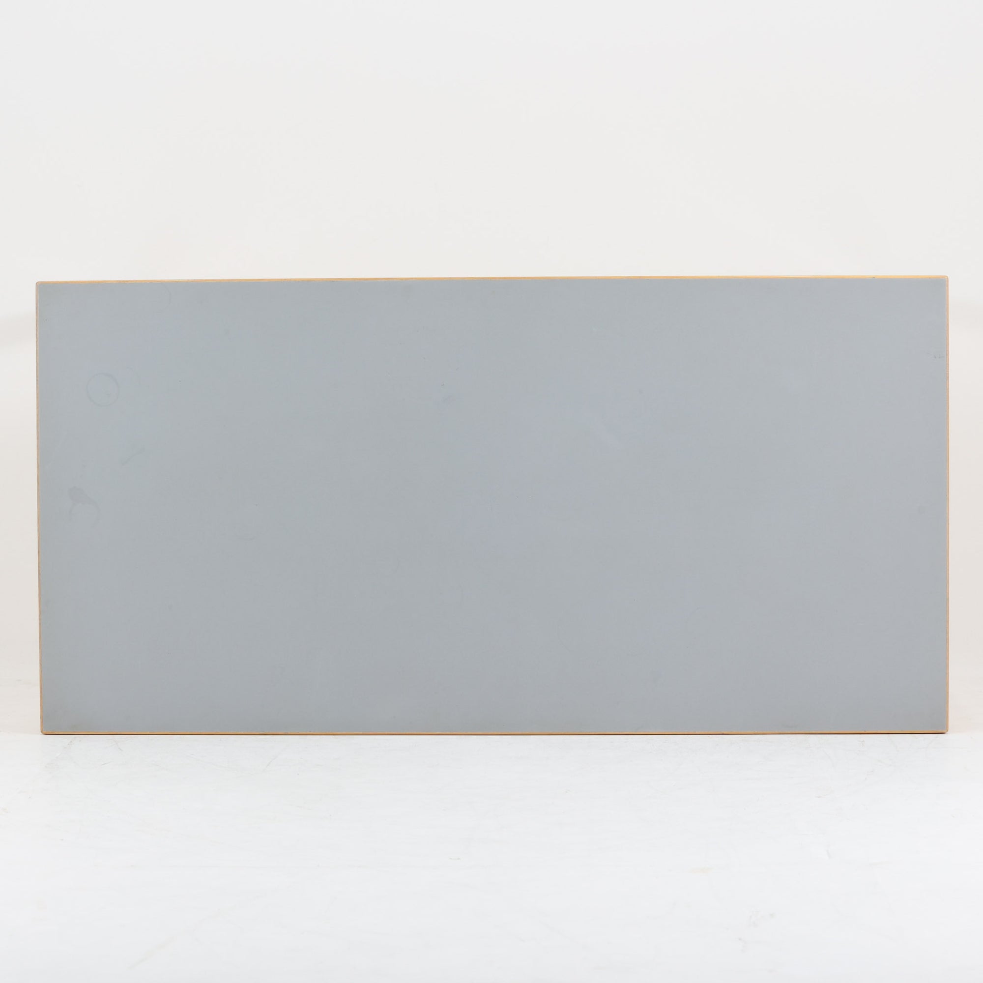 Alvar Aaltoがデザインし、Artekが製作したモデル81Aのダイニングテーブルです。バーチ材の柔らかな木肌とアアルトを象徴するLレッグの曲木構造に、落ち着いたリノリウム天板を組み合わせた、機能美あふれる北欧デザインの名作。幅150cmのゆとりあるサイズは4～6人でのダイニング使用に適しており、ワークスペースやミーティングテーブルとしても活躍します。経年により深みを増した木部の艶やかな風合いと、使い込まれた天板の味わいがビンテージならではの魅力を高め、Artekオリジナルならではの普遍的なデザイン性と希少性が空間に上質な存在感をもたらします。