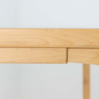 Alvar Aaltoがデザインし、Artekが製作したモデル81Aのダイニングテーブルです。バーチ材の柔らかな木肌とアアルトを象徴するLレッグの曲木構造に、落ち着いたリノリウム天板を組み合わせた、機能美あふれる北欧デザインの名作。幅150cmのゆとりあるサイズは4～6人でのダイニング使用に適しており、ワークスペースやミーティングテーブルとしても活躍します。経年により深みを増した木部の艶やかな風合いと、使い込まれた天板の味わいがビンテージならではの魅力を高め、Artekオリジナルならではの普遍的なデザイン性と希少性が空間に上質な存在感をもたらします。