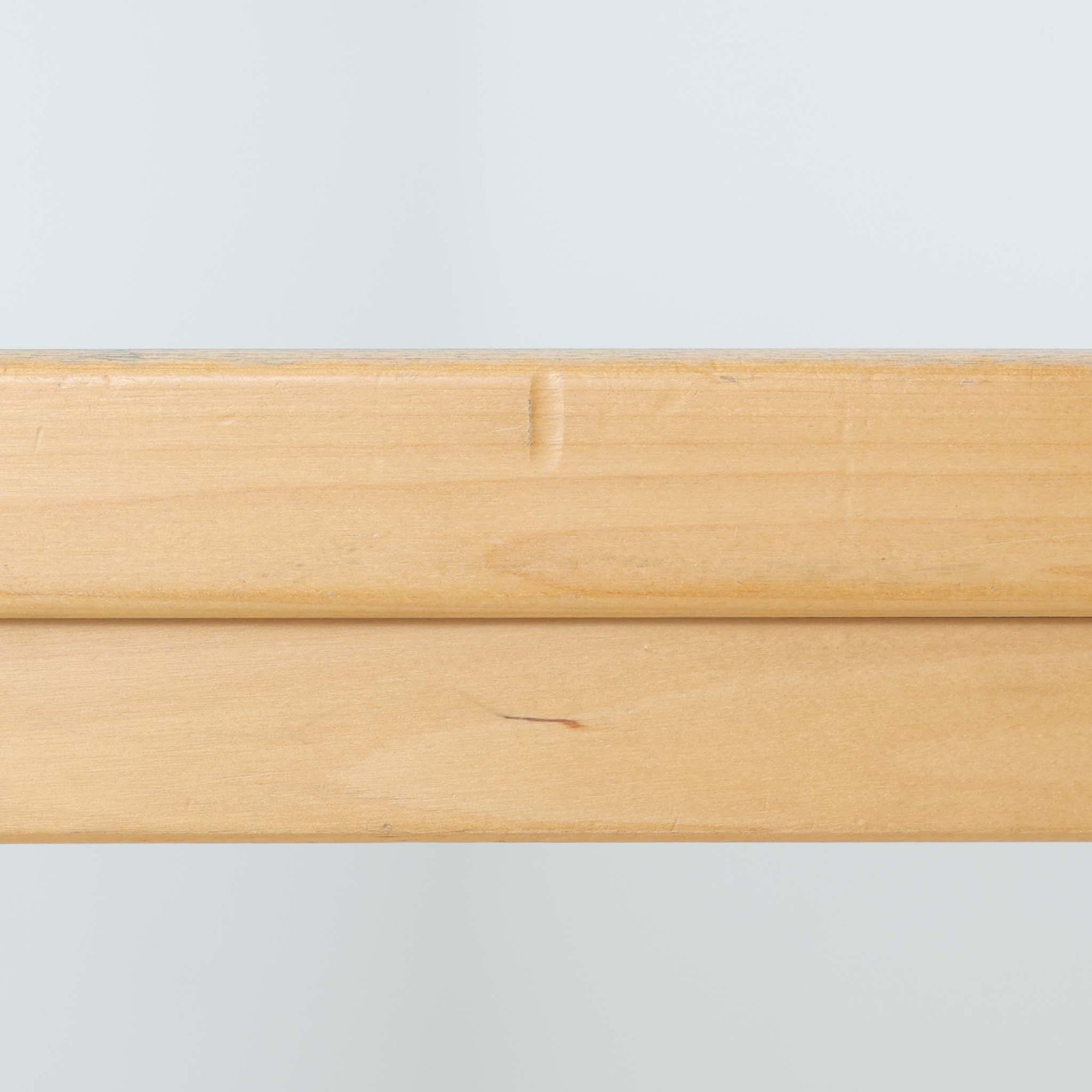 Alvar Aaltoがデザインし、Artekが製作したモデル81Aのダイニングテーブルです。バーチ材の柔らかな木肌とアアルトを象徴するLレッグの曲木構造に、落ち着いたリノリウム天板を組み合わせた、機能美あふれる北欧デザインの名作。幅150cmのゆとりあるサイズは4～6人でのダイニング使用に適しており、ワークスペースやミーティングテーブルとしても活躍します。経年により深みを増した木部の艶やかな風合いと、使い込まれた天板の味わいがビンテージならではの魅力を高め、Artekオリジナルならではの普遍的なデザイン性と希少性が空間に上質な存在感をもたらします。