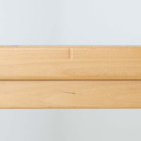 Alvar Aaltoがデザインし、Artekが製作したモデル81Aのダイニングテーブルです。バーチ材の柔らかな木肌とアアルトを象徴するLレッグの曲木構造に、落ち着いたリノリウム天板を組み合わせた、機能美あふれる北欧デザインの名作。幅150cmのゆとりあるサイズは4～6人でのダイニング使用に適しており、ワークスペースやミーティングテーブルとしても活躍します。経年により深みを増した木部の艶やかな風合いと、使い込まれた天板の味わいがビンテージならではの魅力を高め、Artekオリジナルならではの普遍的なデザイン性と希少性が空間に上質な存在感をもたらします。