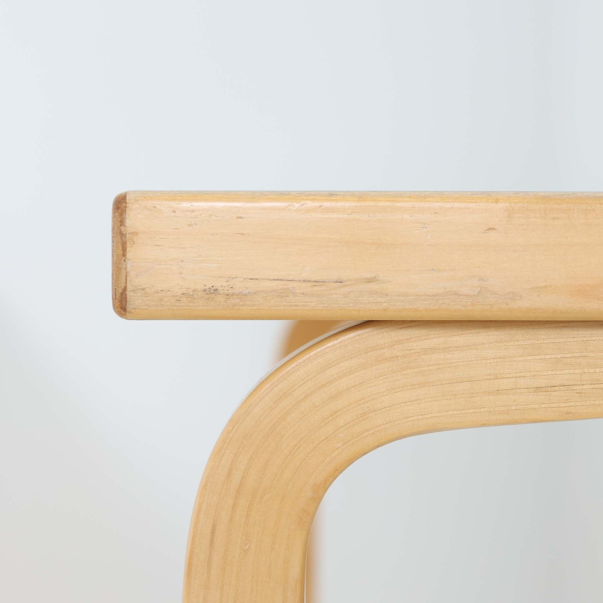 Alvar Aaltoがデザインし、Artekが製作したモデル81Aのダイニングテーブルです。バーチ材の柔らかな木肌とアアルトを象徴するLレッグの曲木構造に、落ち着いたリノリウム天板を組み合わせた、機能美あふれる北欧デザインの名作。幅150cmのゆとりあるサイズは4～6人でのダイニング使用に適しており、ワークスペースやミーティングテーブルとしても活躍します。経年により深みを増した木部の艶やかな風合いと、使い込まれた天板の味わいがビンテージならではの魅力を高め、Artekオリジナルならではの普遍的なデザイン性と希少性が空間に上質な存在感をもたらします。