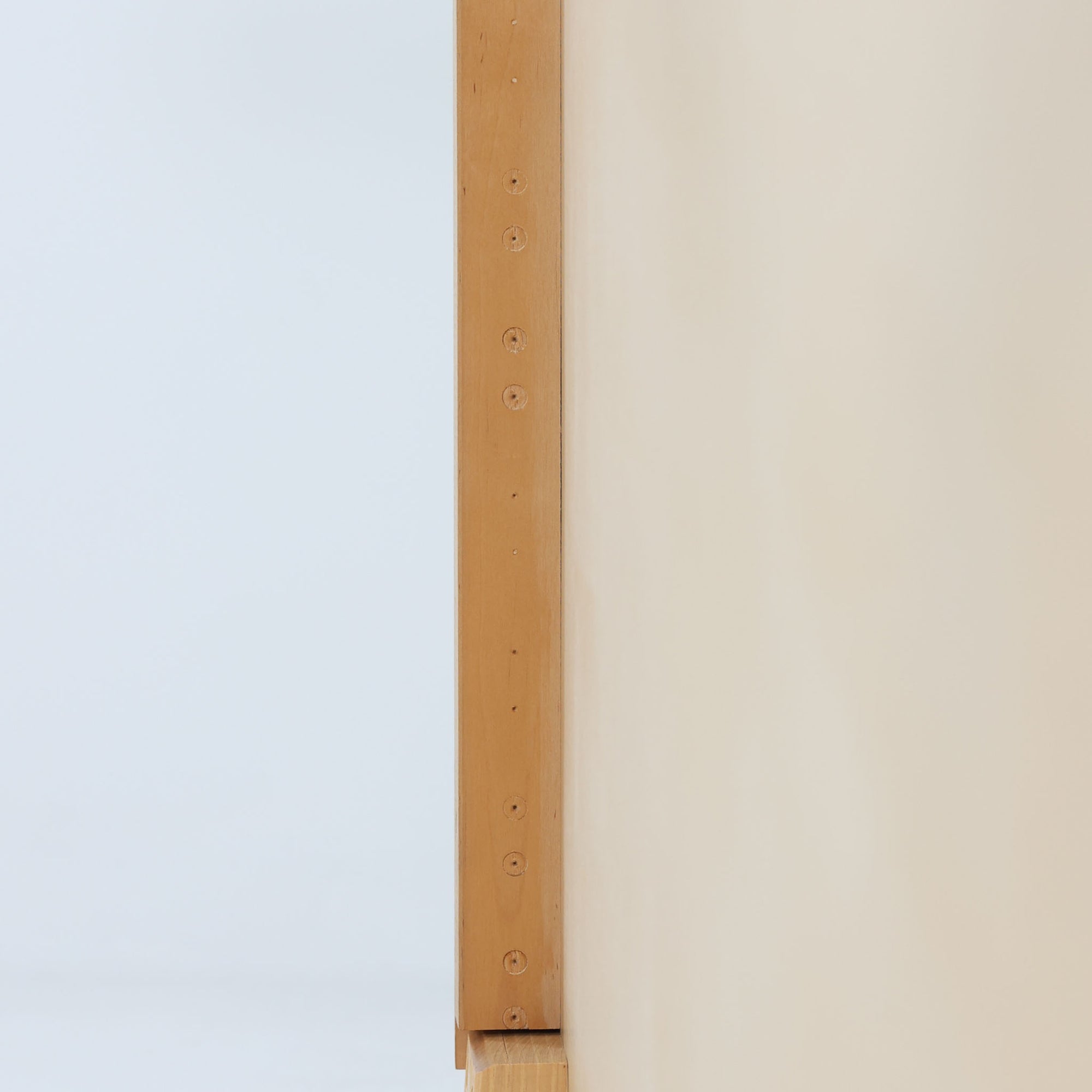 Alvar Aaltoがデザインし、Artekが製作したモデル81Aのダイニングテーブルです。バーチ材の柔らかな木肌とアアルトを象徴するLレッグの曲木構造に、落ち着いたリノリウム天板を組み合わせた、機能美あふれる北欧デザインの名作。幅150cmのゆとりあるサイズは4～6人でのダイニング使用に適しており、ワークスペースやミーティングテーブルとしても活躍します。経年により深みを増した木部の艶やかな風合いと、使い込まれた天板の味わいがビンテージならではの魅力を高め、Artekオリジナルならではの普遍的なデザイン性と希少性が空間に上質な存在感をもたらします。