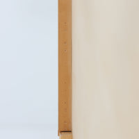 Alvar Aaltoがデザインし、Artekが製作したモデル81Aのダイニングテーブルです。バーチ材の柔らかな木肌とアアルトを象徴するLレッグの曲木構造に、落ち着いたリノリウム天板を組み合わせた、機能美あふれる北欧デザインの名作。幅150cmのゆとりあるサイズは4～6人でのダイニング使用に適しており、ワークスペースやミーティングテーブルとしても活躍します。経年により深みを増した木部の艶やかな風合いと、使い込まれた天板の味わいがビンテージならではの魅力を高め、Artekオリジナルならではの普遍的なデザイン性と希少性が空間に上質な存在感をもたらします。