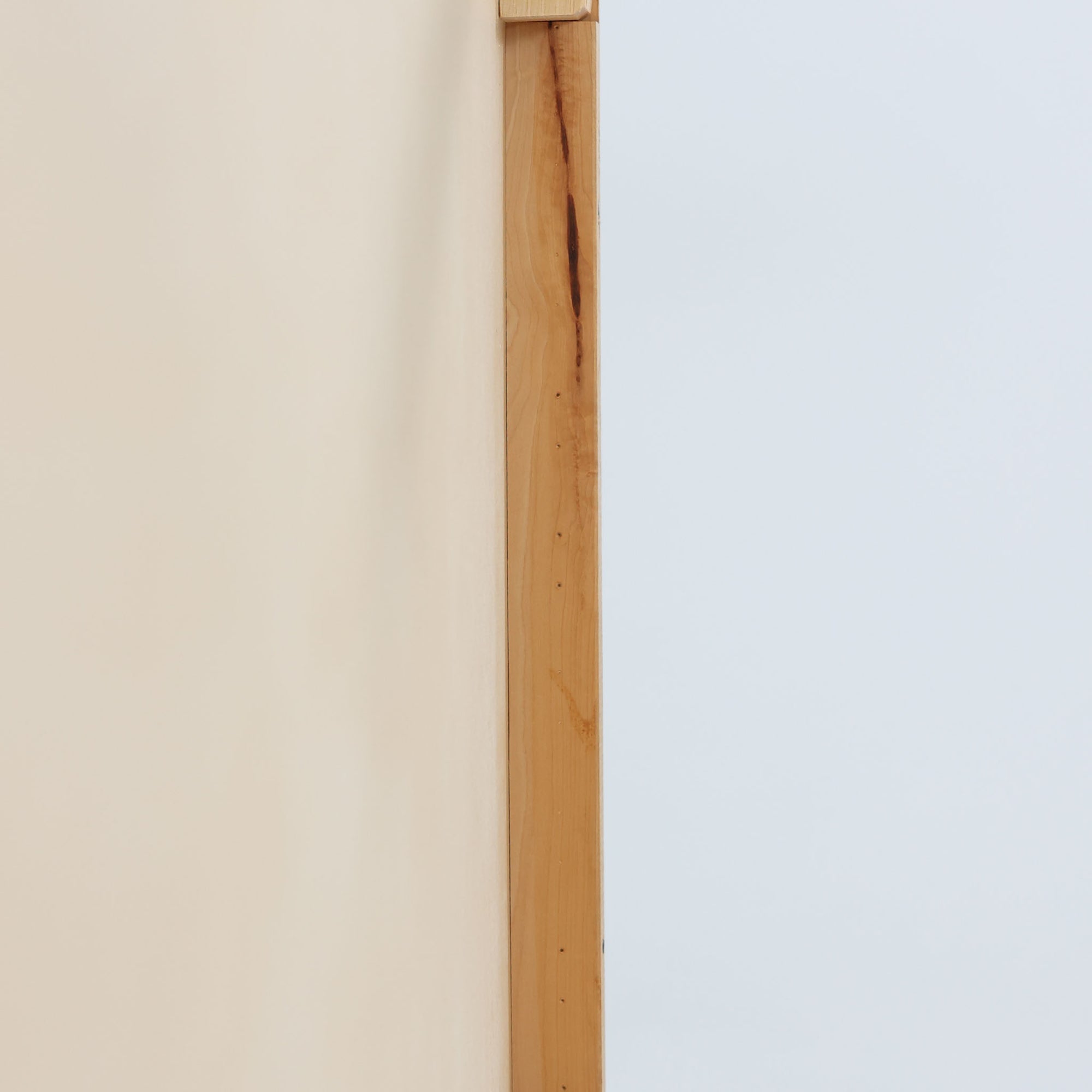 Alvar Aaltoがデザインし、Artekが製作したモデル81Aのダイニングテーブルです。バーチ材の柔らかな木肌とアアルトを象徴するLレッグの曲木構造に、落ち着いたリノリウム天板を組み合わせた、機能美あふれる北欧デザインの名作。幅150cmのゆとりあるサイズは4～6人でのダイニング使用に適しており、ワークスペースやミーティングテーブルとしても活躍します。経年により深みを増した木部の艶やかな風合いと、使い込まれた天板の味わいがビンテージならではの魅力を高め、Artekオリジナルならではの普遍的なデザイン性と希少性が空間に上質な存在感をもたらします。