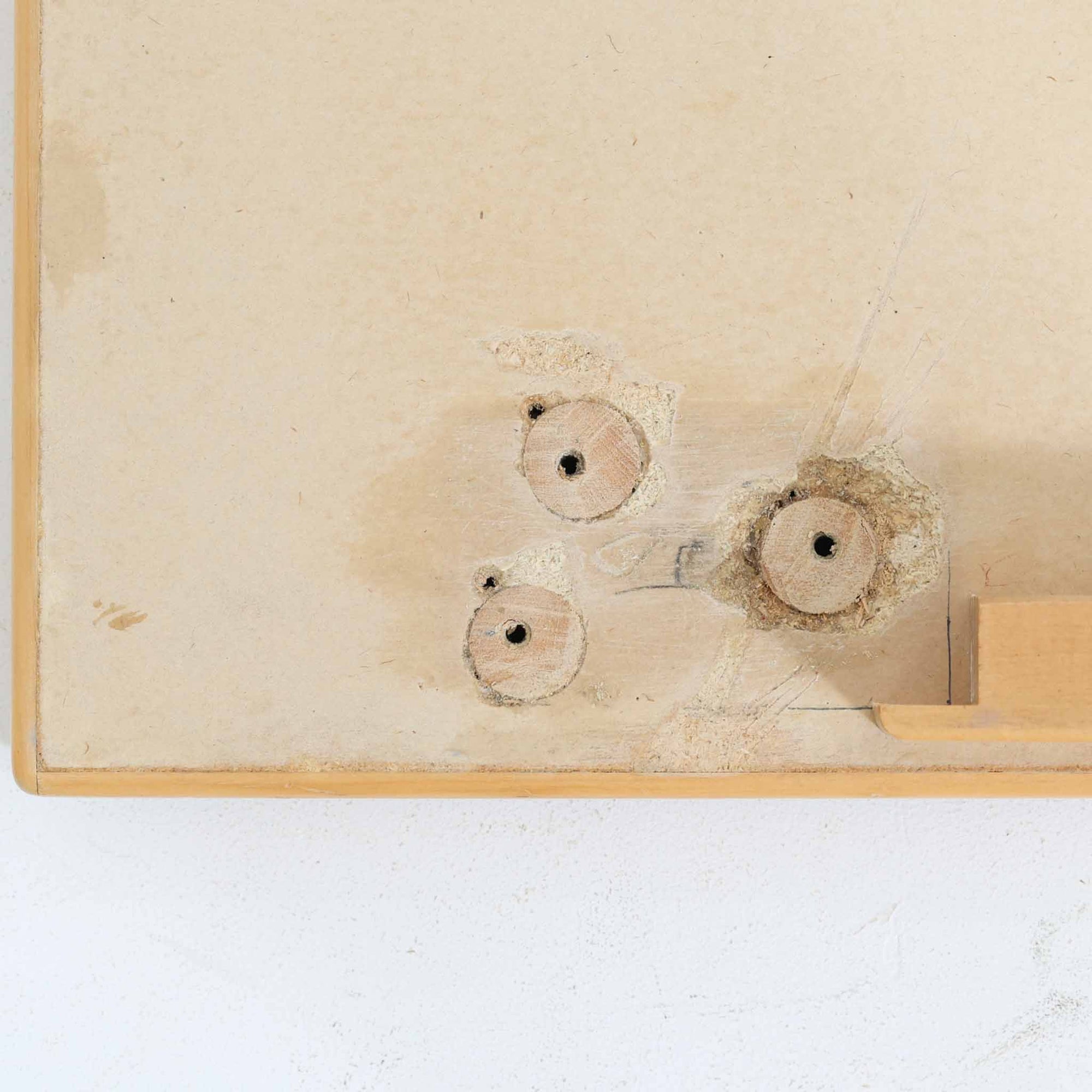 Alvar Aaltoがデザインし、Artek社より製造されたこちらのダイニングテーブルは、落ち着いたグレートーンのリノリウム天板と、美しい木肌を活かしたバーチ材の脚部を組み合わせた、北欧モダンを代表する名作です。L字型に曲げられた脚部は、アアルトらしい柔らかな造形美と高い機能性を兼ね備え、空間に軽やかな印象をもたらします。幅120cmの使い勝手のよいサイズで、ダイニングはもちろんワークスペースにも自然に馴染みます。なお、天板裏面には脚の付け替え跡が確認できたため、安心してお使いいただけるよう現状でしっかり固定しており、脚部の取り外しはできない仕様となっております。