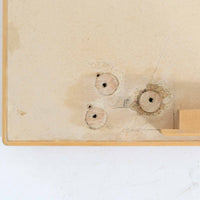 Alvar Aaltoがデザインし、Artek社より製造されたこちらのダイニングテーブルは、落ち着いたグレートーンのリノリウム天板と、美しい木肌を活かしたバーチ材の脚部を組み合わせた、北欧モダンを代表する名作です。L字型に曲げられた脚部は、アアルトらしい柔らかな造形美と高い機能性を兼ね備え、空間に軽やかな印象をもたらします。幅120cmの使い勝手のよいサイズで、ダイニングはもちろんワークスペースにも自然に馴染みます。なお、天板裏面には脚の付け替え跡が確認できたため、安心してお使いいただけるよう現状でしっかり固定しており、脚部の取り外しはできない仕様となっております。
