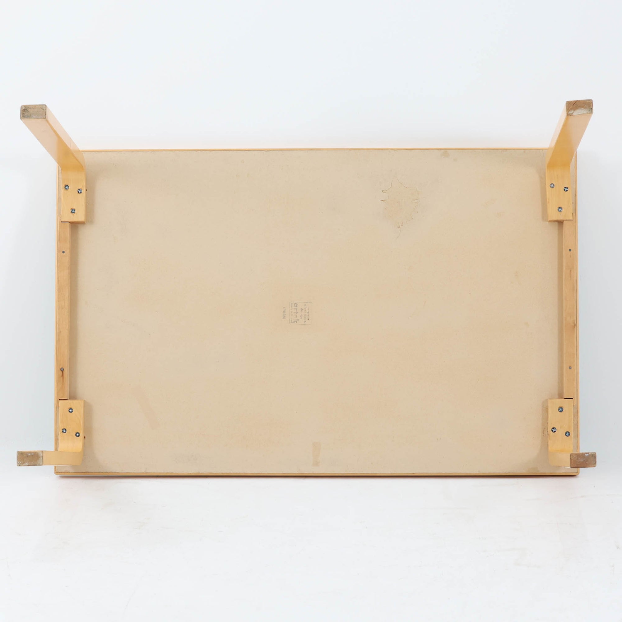 Alvar Aaltoがデザインし、Artek社より製造されたこちらのダイニングテーブルは、落ち着いたグレートーンのリノリウム天板と、美しい木肌を活かしたバーチ材の脚部を組み合わせた、北欧モダンを代表する名作です。L字型に曲げられた脚部は、アアルトらしい柔らかな造形美と高い機能性を兼ね備え、空間に軽やかな印象をもたらします。幅120cmの使い勝手のよいサイズで、ダイニングはもちろんワークスペースにも自然に馴染みます。なお、天板裏面には脚の付け替え跡が確認できたため、安心してお使いいただけるよう現状でしっかり固定しており、脚部の取り外しはできない仕様となっております。
