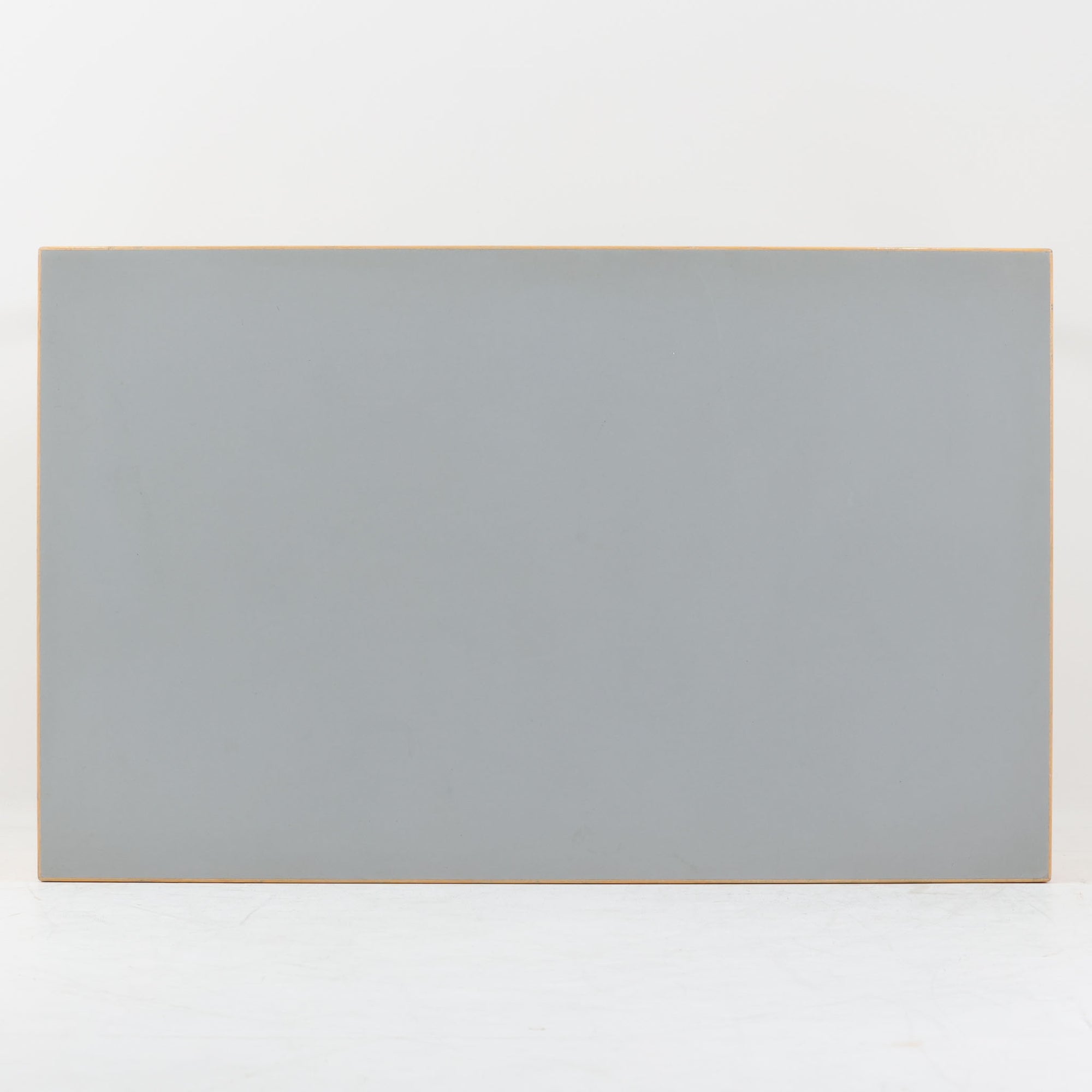 Alvar Aaltoがデザインし、Artek社より製造されたこちらのダイニングテーブルは、落ち着いたグレートーンのリノリウム天板と、美しい木肌を活かしたバーチ材の脚部を組み合わせた、北欧モダンを代表する名作です。L字型に曲げられた脚部は、アアルトらしい柔らかな造形美と高い機能性を兼ね備え、空間に軽やかな印象をもたらします。幅120cmの使い勝手のよいサイズで、ダイニングはもちろんワークスペースにも自然に馴染みます。なお、天板裏面には脚の付け替え跡が確認できたため、安心してお使いいただけるよう現状でしっかり固定しており、脚部の取り外しはできない仕様となっております。