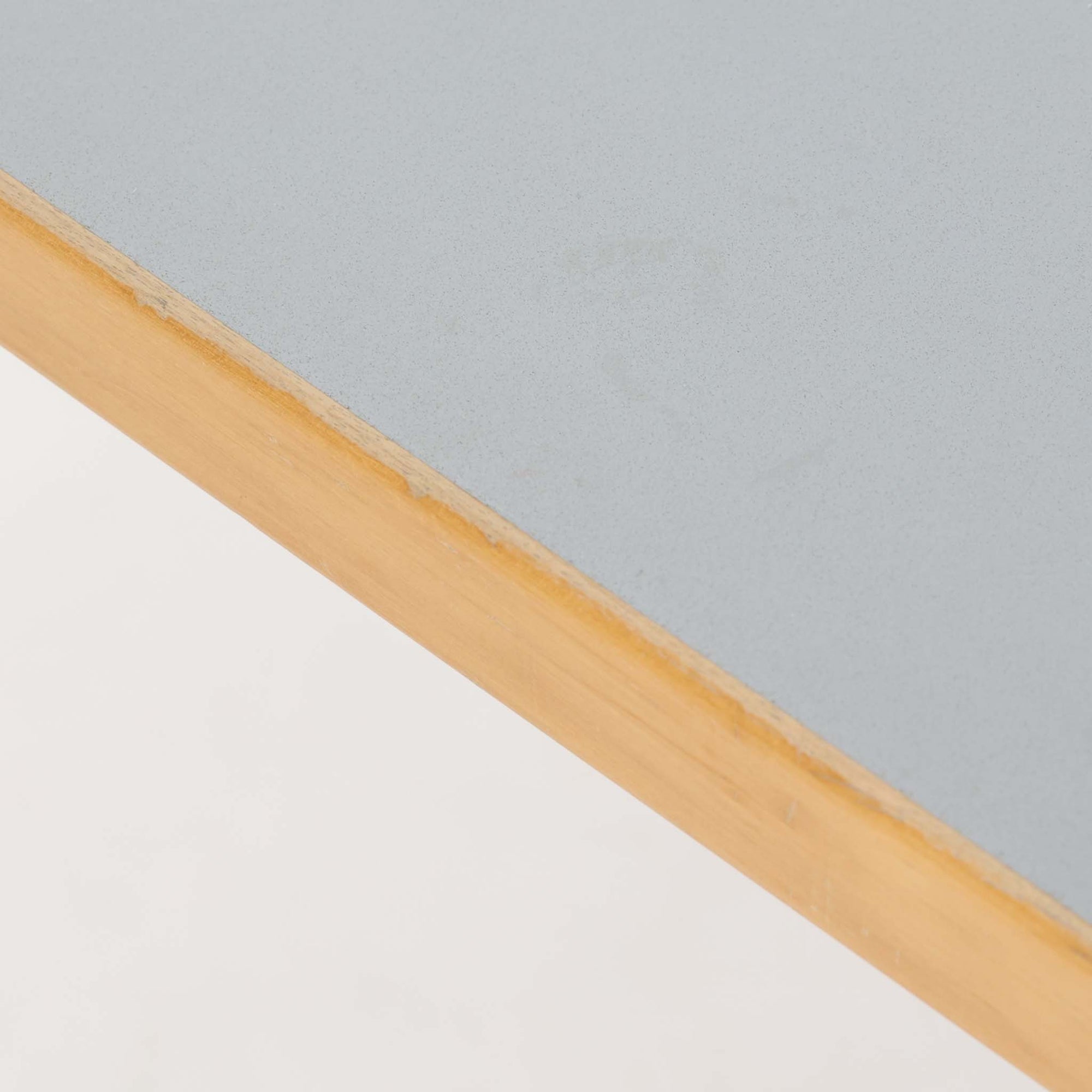 Alvar Aaltoがデザインし、Artek社より製造されたこちらのダイニングテーブルは、落ち着いたグレートーンのリノリウム天板と、美しい木肌を活かしたバーチ材の脚部を組み合わせた、北欧モダンを代表する名作です。L字型に曲げられた脚部は、アアルトらしい柔らかな造形美と高い機能性を兼ね備え、空間に軽やかな印象をもたらします。幅120cmの使い勝手のよいサイズで、ダイニングはもちろんワークスペースにも自然に馴染みます。なお、天板裏面には脚の付け替え跡が確認できたため、安心してお使いいただけるよう現状でしっかり固定しており、脚部の取り外しはできない仕様となっております。