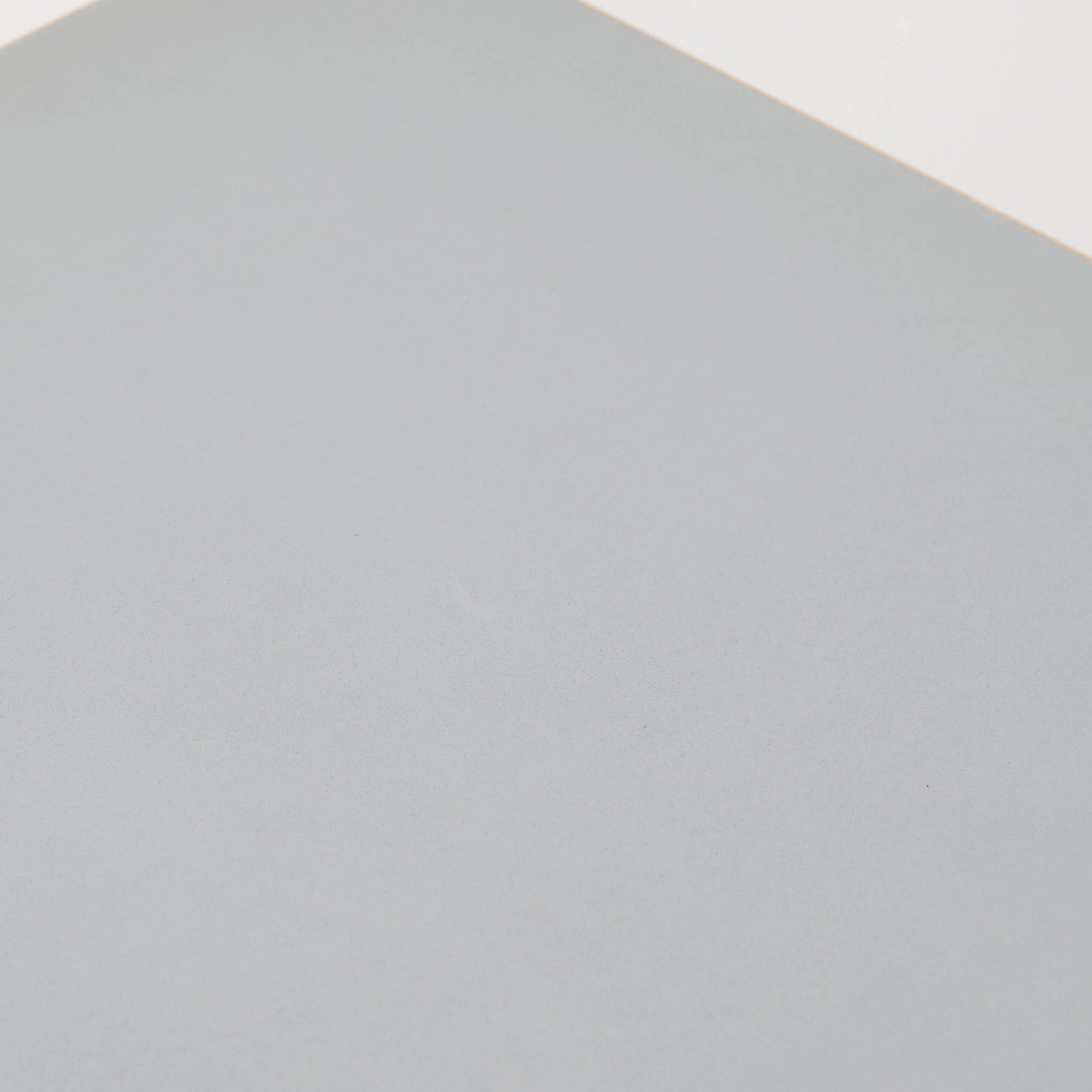 Alvar Aaltoがデザインし、Artek社より製造されたこちらのダイニングテーブルは、落ち着いたグレートーンのリノリウム天板と、美しい木肌を活かしたバーチ材の脚部を組み合わせた、北欧モダンを代表する名作です。L字型に曲げられた脚部は、アアルトらしい柔らかな造形美と高い機能性を兼ね備え、空間に軽やかな印象をもたらします。幅120cmの使い勝手のよいサイズで、ダイニングはもちろんワークスペースにも自然に馴染みます。なお、天板裏面には脚の付け替え跡が確認できたため、安心してお使いいただけるよう現状でしっかり固定しており、脚部の取り外しはできない仕様となっております。