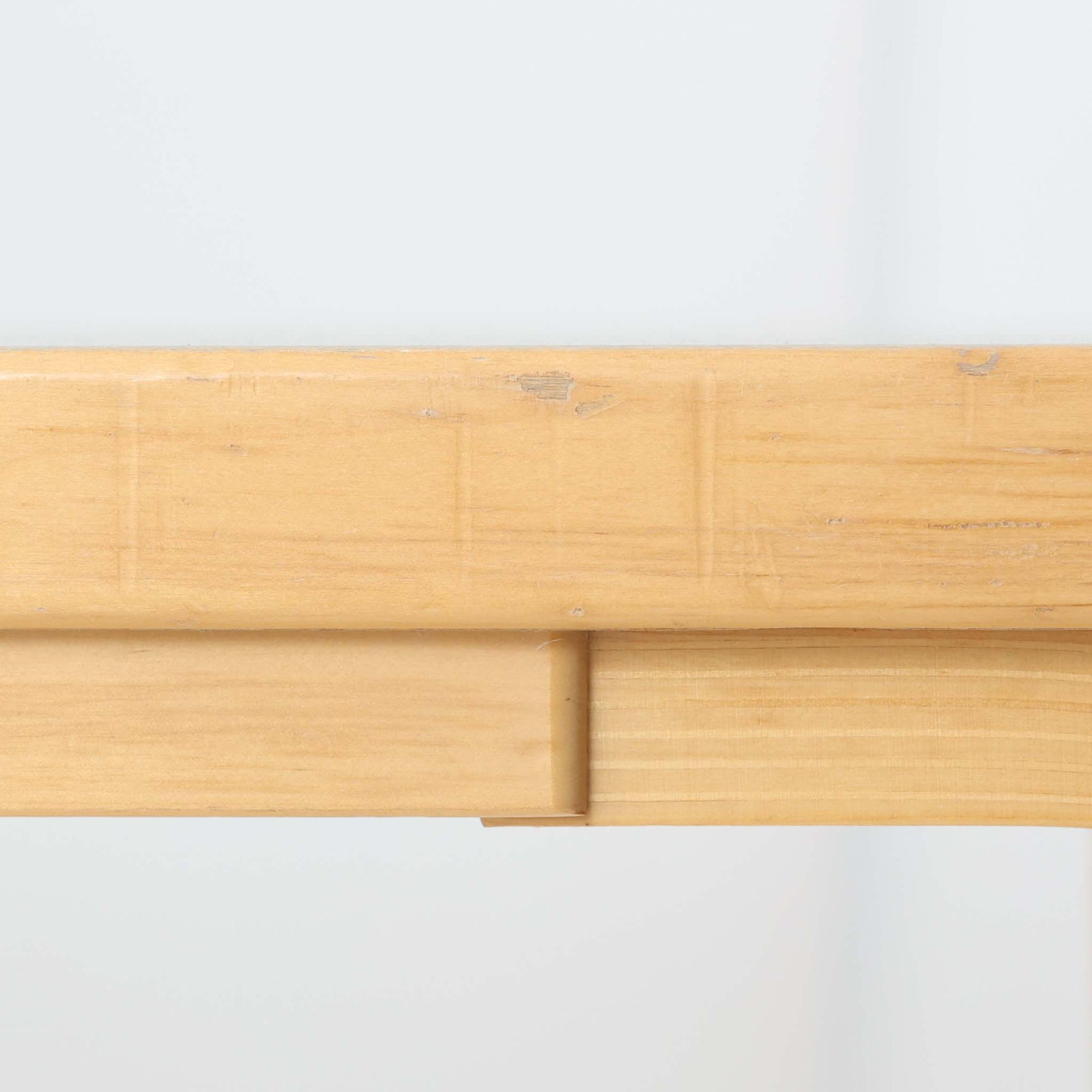 Alvar Aaltoがデザインし、Artek社より製造されたこちらのダイニングテーブルは、落ち着いたグレートーンのリノリウム天板と、美しい木肌を活かしたバーチ材の脚部を組み合わせた、北欧モダンを代表する名作です。L字型に曲げられた脚部は、アアルトらしい柔らかな造形美と高い機能性を兼ね備え、空間に軽やかな印象をもたらします。幅120cmの使い勝手のよいサイズで、ダイニングはもちろんワークスペースにも自然に馴染みます。なお、天板裏面には脚の付け替え跡が確認できたため、安心してお使いいただけるよう現状でしっかり固定しており、脚部の取り外しはできない仕様となっております。