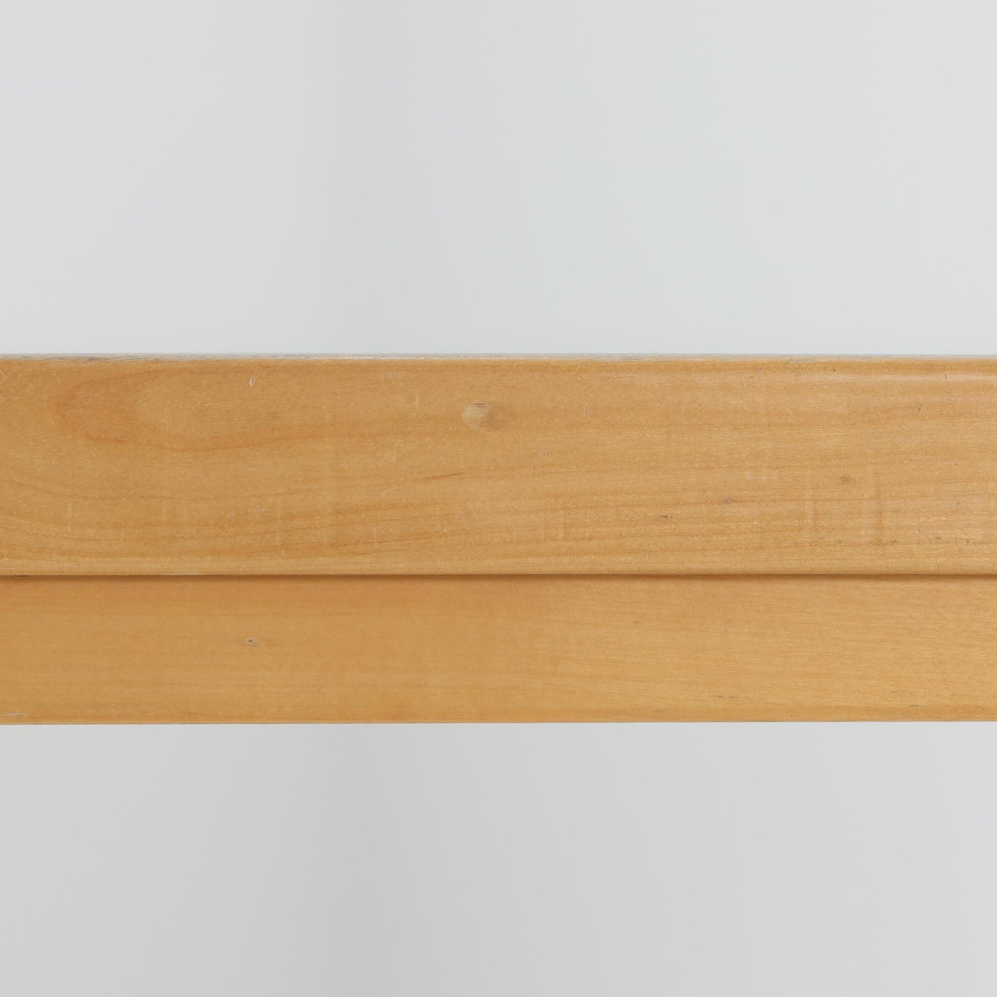 Alvar Aaltoがデザインし、Artekが製作したモデル81Bのダイニングテーブルです。バーチ材の柔らかな木肌と、アアルトを象徴するLレッグの曲木構造にリノリウム天板を組み合わせた、北欧モダンを代表するタイムレスな一台。幅120cmの使いやすいサイズは4人掛けのダイニングテーブルとしてはもちろん、書斎やワークスペースのデスクとしても取り入れやすい設計です。経年によって深みを増した木部の艶やかな表情と、使い込まれた天板の落ち着いた風合いがビンテージならではの魅力を高め、Artekオリジナルの希少性と普遍的なデザイン美が空間に上質な存在感をもたらします。