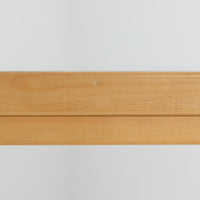 Alvar Aaltoがデザインし、Artekが製作したモデル81Bのダイニングテーブルです。バーチ材の柔らかな木肌と、アアルトを象徴するLレッグの曲木構造にリノリウム天板を組み合わせた、北欧モダンを代表するタイムレスな一台。幅120cmの使いやすいサイズは4人掛けのダイニングテーブルとしてはもちろん、書斎やワークスペースのデスクとしても取り入れやすい設計です。経年によって深みを増した木部の艶やかな表情と、使い込まれた天板の落ち着いた風合いがビンテージならではの魅力を高め、Artekオリジナルの希少性と普遍的なデザイン美が空間に上質な存在感をもたらします。