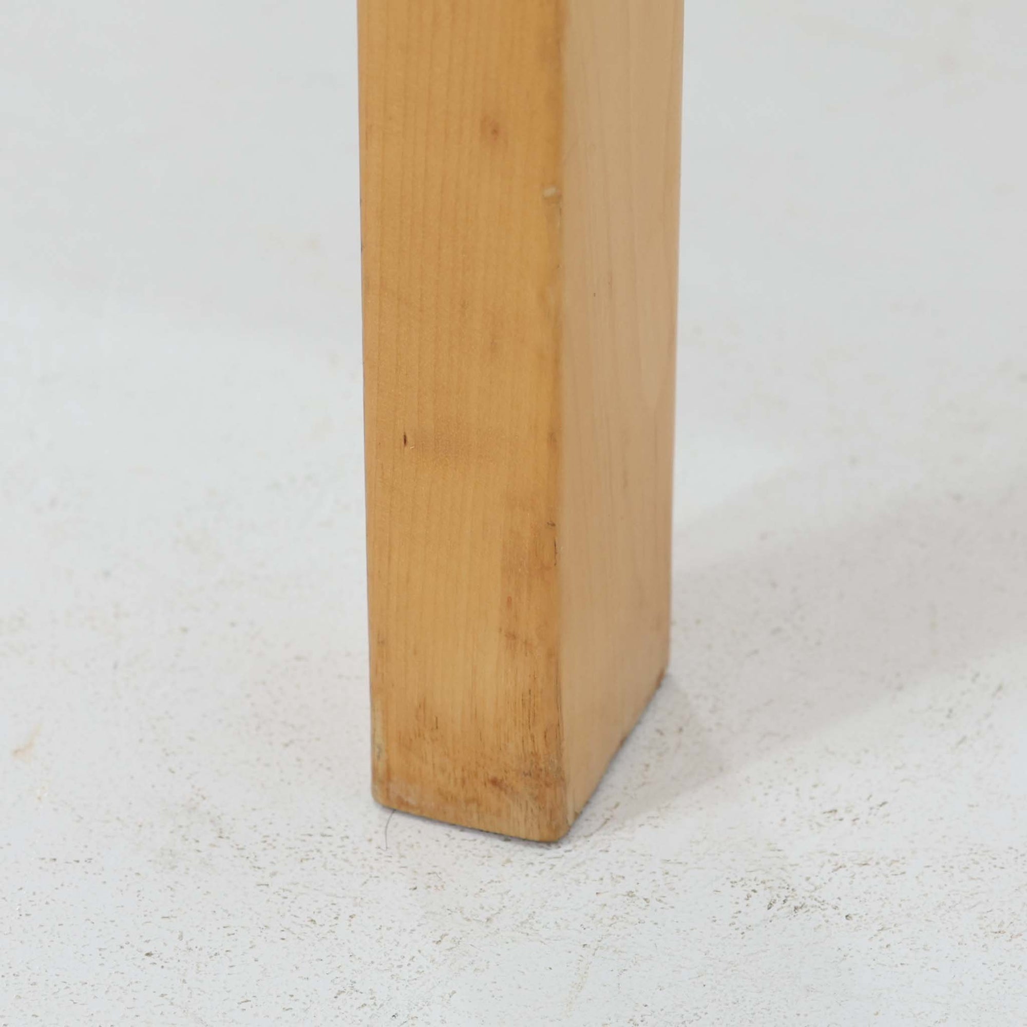 Alvar Aaltoがデザインし、Artekが製作したモデル81Bのダイニングテーブルです。バーチ材の柔らかな木肌と、アアルトを象徴するLレッグの曲木構造にリノリウム天板を組み合わせた、北欧モダンを代表するタイムレスな一台。幅120cmの使いやすいサイズは4人掛けのダイニングテーブルとしてはもちろん、書斎やワークスペースのデスクとしても取り入れやすい設計です。経年によって深みを増した木部の艶やかな表情と、使い込まれた天板の落ち着いた風合いがビンテージならではの魅力を高め、Artekオリジナルの希少性と普遍的なデザイン美が空間に上質な存在感をもたらします。