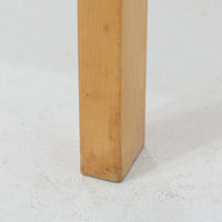 Alvar Aaltoがデザインし、Artekが製作したモデル81Bのダイニングテーブルです。バーチ材の柔らかな木肌と、アアルトを象徴するLレッグの曲木構造にリノリウム天板を組み合わせた、北欧モダンを代表するタイムレスな一台。幅120cmの使いやすいサイズは4人掛けのダイニングテーブルとしてはもちろん、書斎やワークスペースのデスクとしても取り入れやすい設計です。経年によって深みを増した木部の艶やかな表情と、使い込まれた天板の落ち着いた風合いがビンテージならではの魅力を高め、Artekオリジナルの希少性と普遍的なデザイン美が空間に上質な存在感をもたらします。