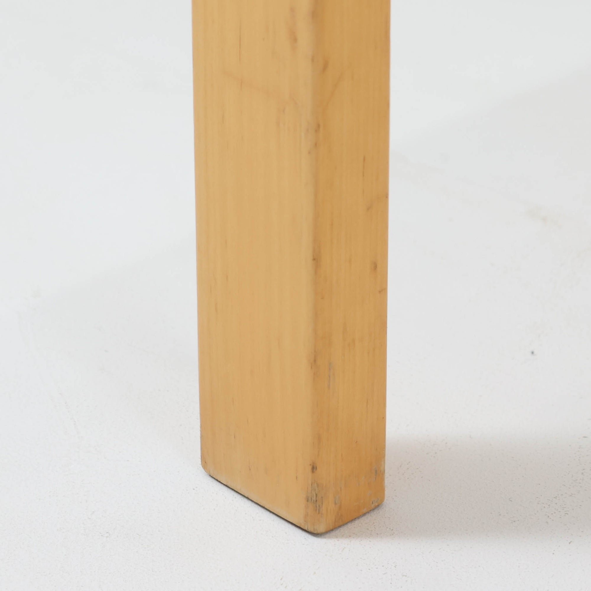 Alvar Aaltoがデザインし、Artekが製作したモデル81Bのダイニングテーブルです。バーチ材の柔らかな木肌と、アアルトを象徴するLレッグの曲木構造にリノリウム天板を組み合わせた、北欧モダンを代表するタイムレスな一台。幅120cmの使いやすいサイズは4人掛けのダイニングテーブルとしてはもちろん、書斎やワークスペースのデスクとしても取り入れやすい設計です。経年によって深みを増した木部の艶やかな表情と、使い込まれた天板の落ち着いた風合いがビンテージならではの魅力を高め、Artekオリジナルの希少性と普遍的なデザイン美が空間に上質な存在感をもたらします。